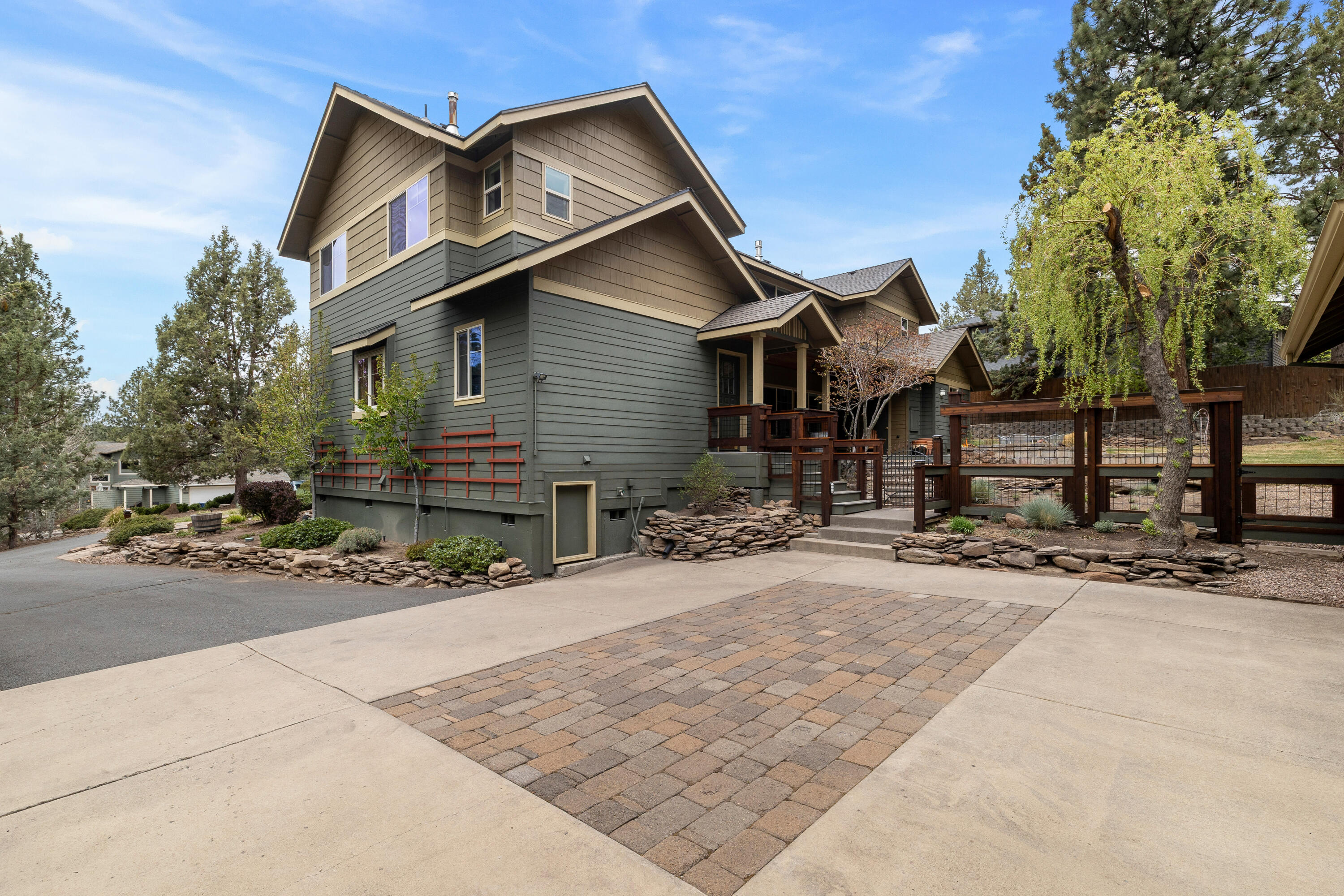 2832 NW Polarstar Avenue