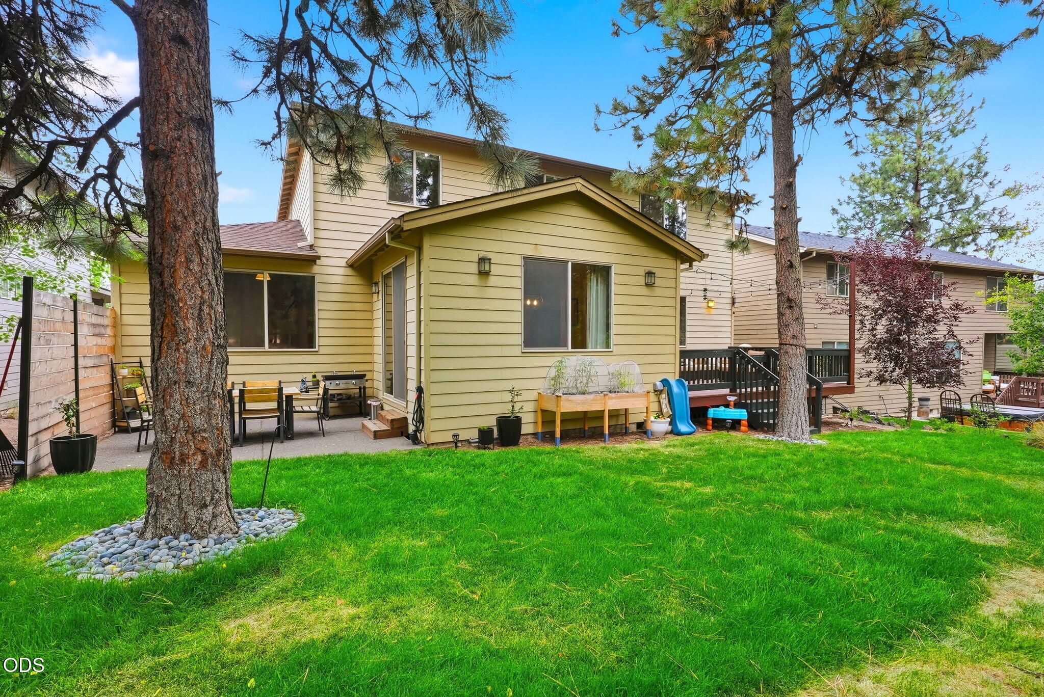 466 NW Flagline Drive