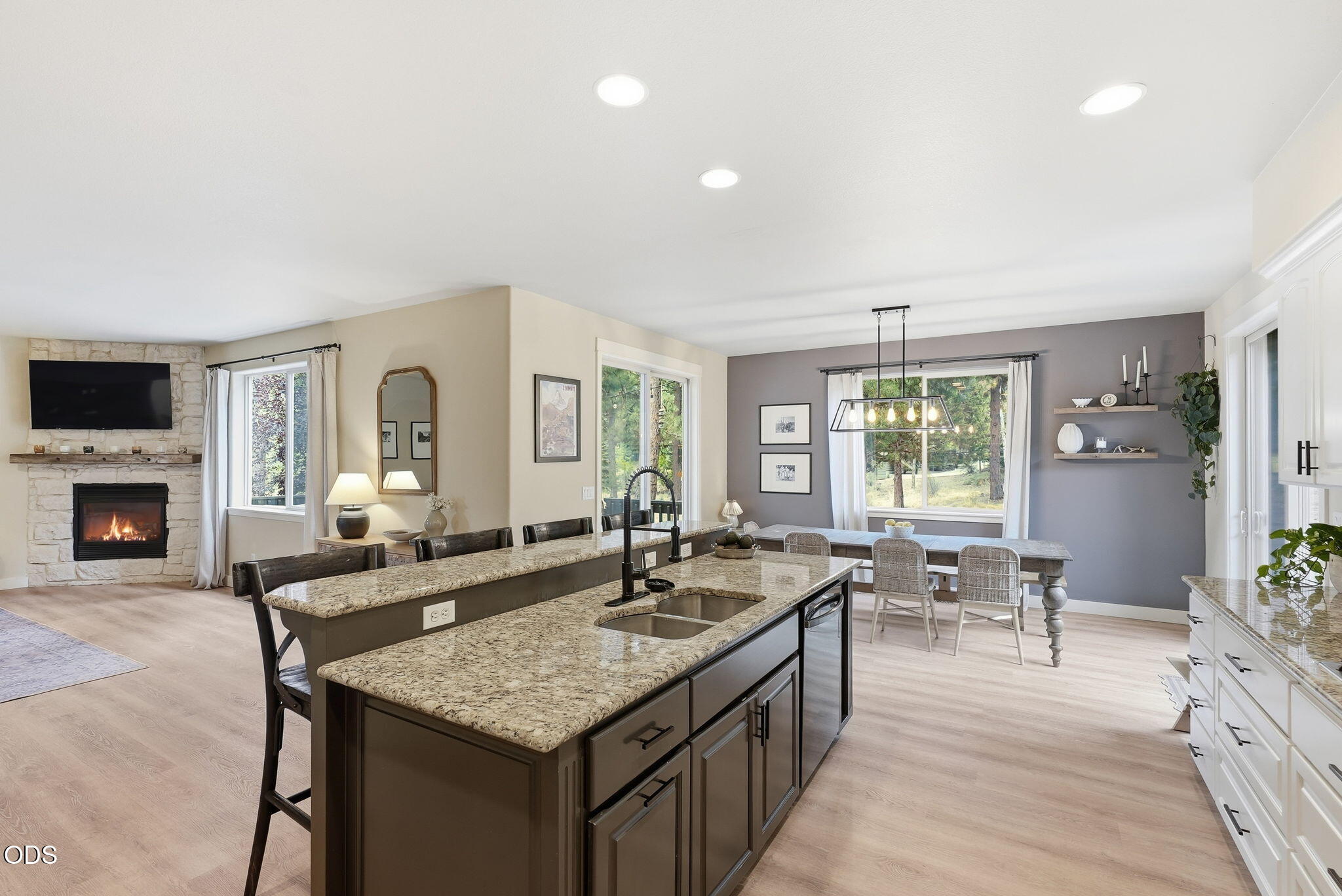 466 NW Flagline Drive