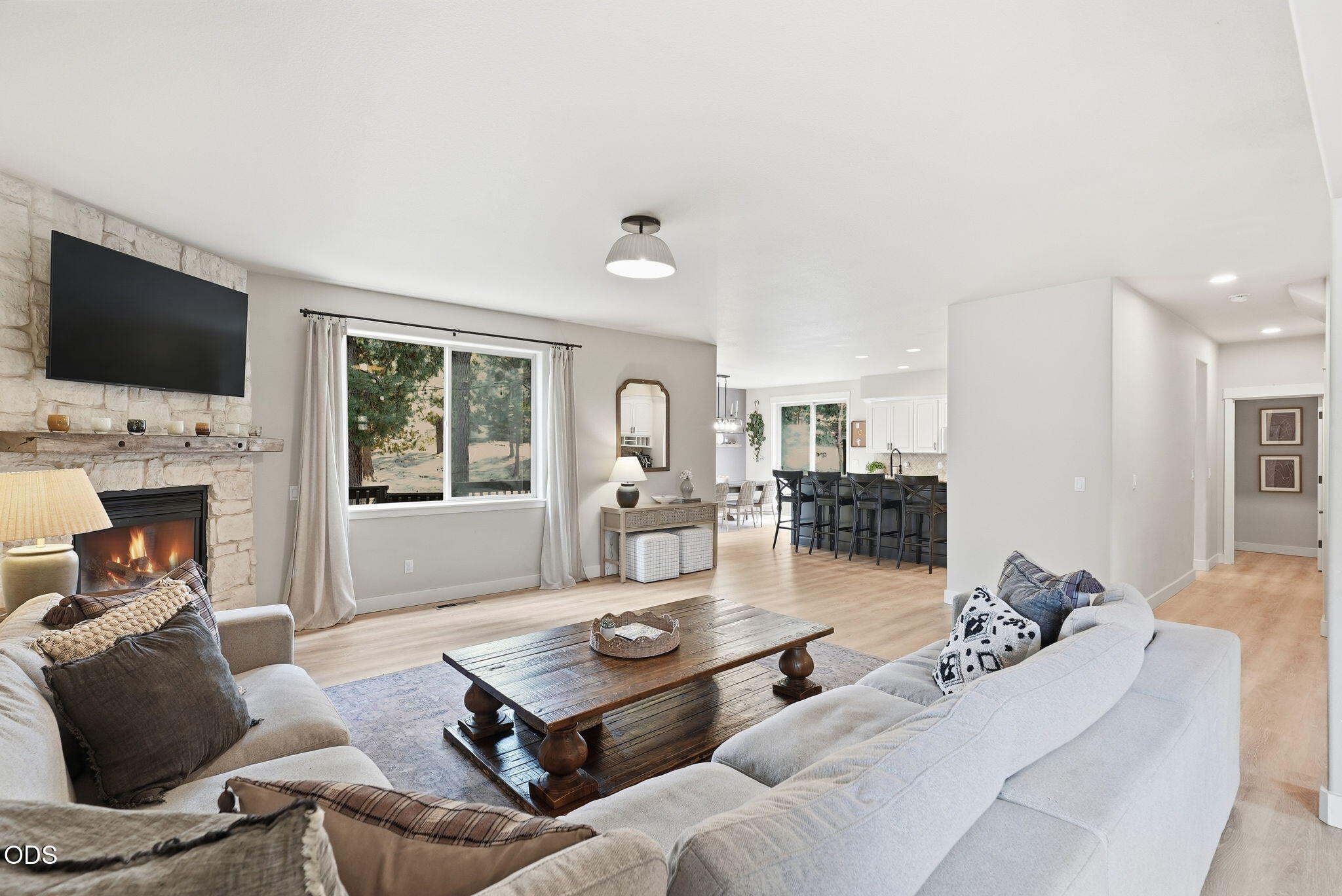 466 NW Flagline Drive