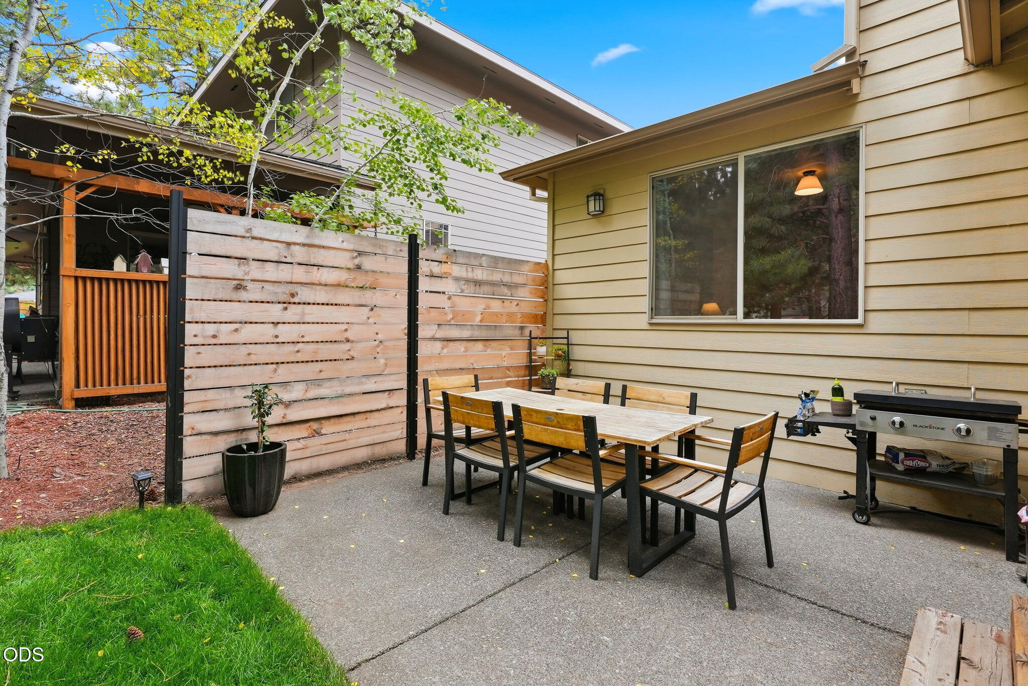 466 NW Flagline Drive