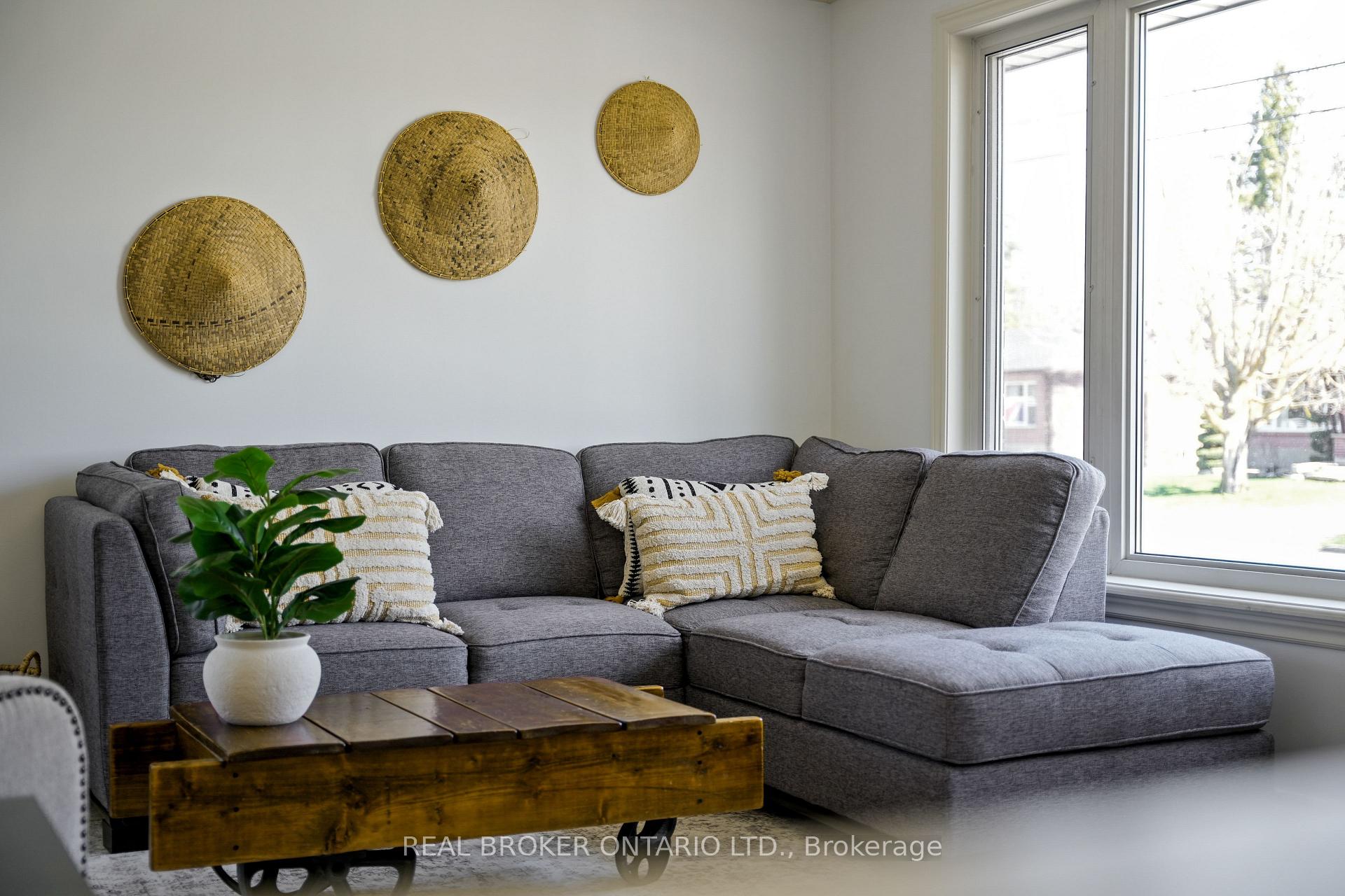 121 Goodfellow Road E