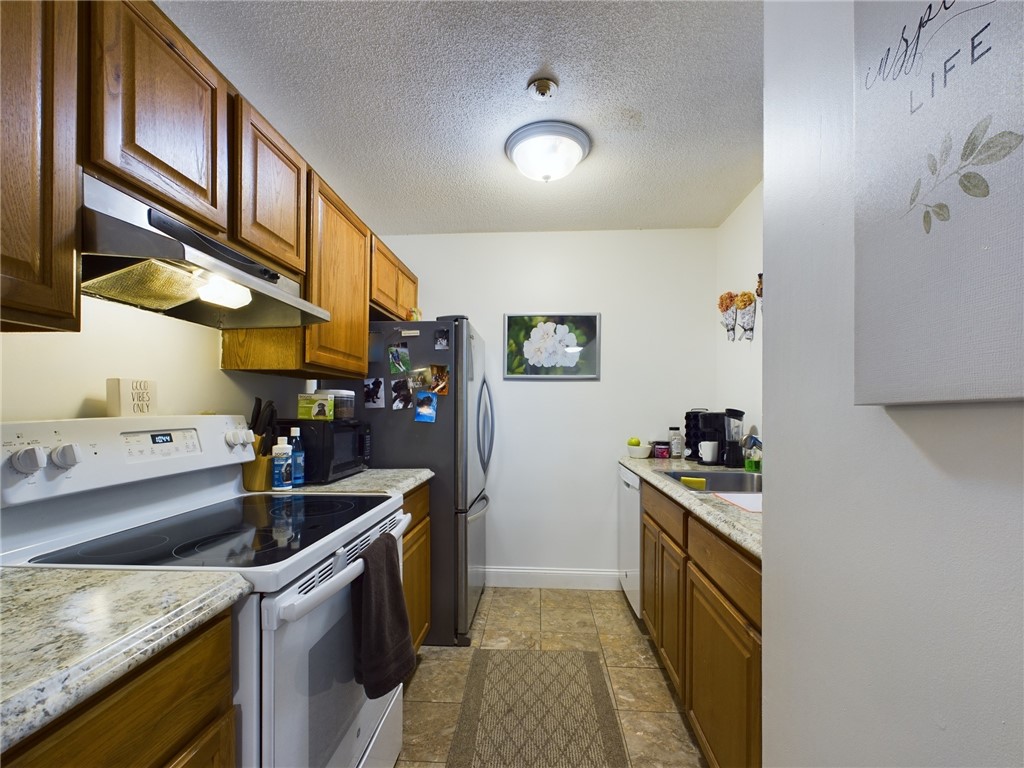 21 Apache Drive F