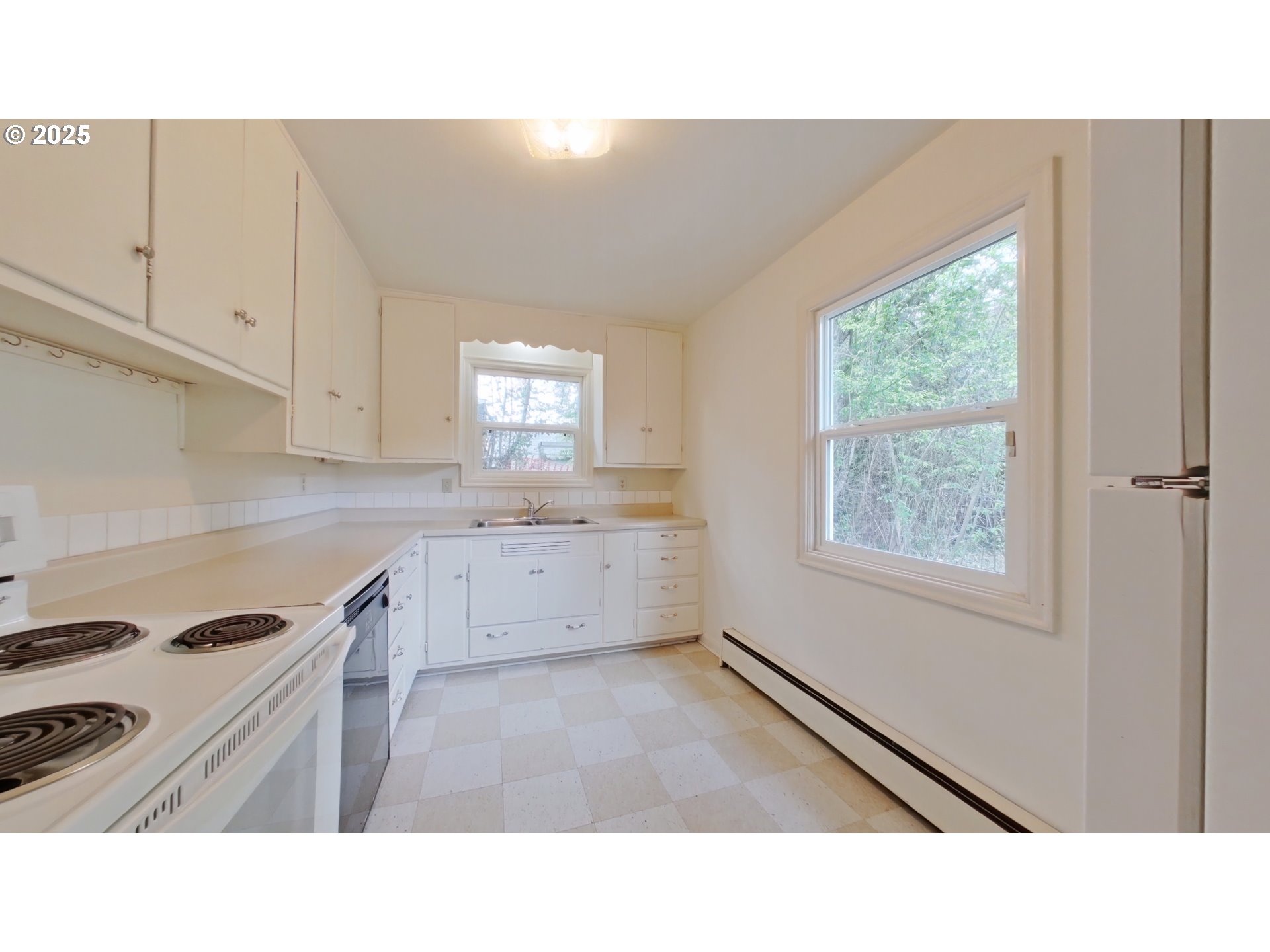 881 E 24TH AVE