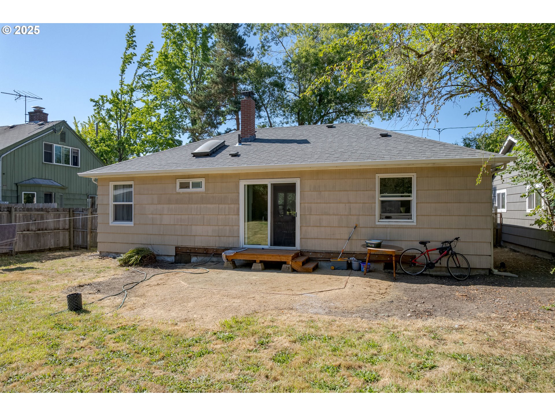 881 E 24TH AVE