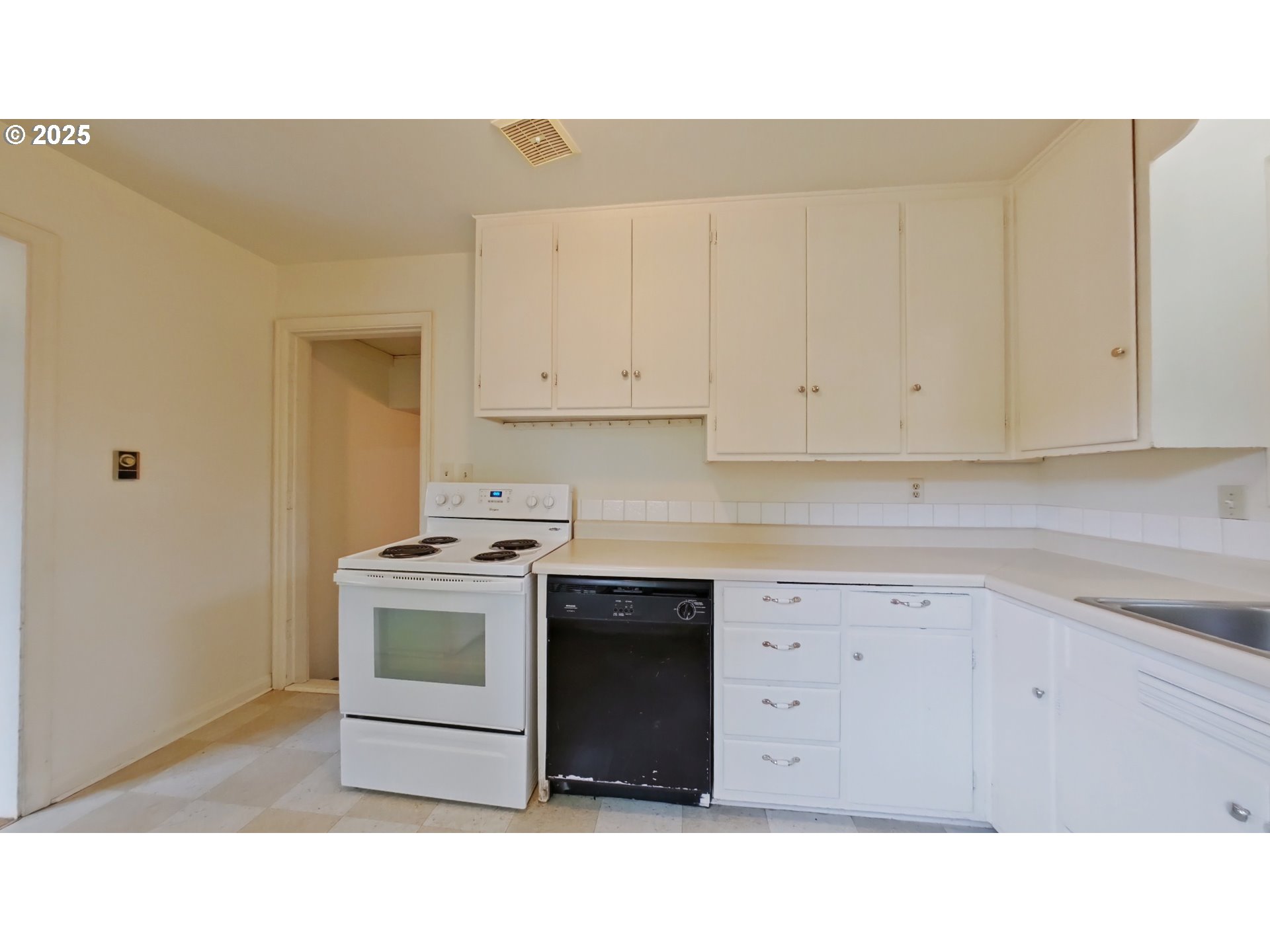 881 E 24TH AVE