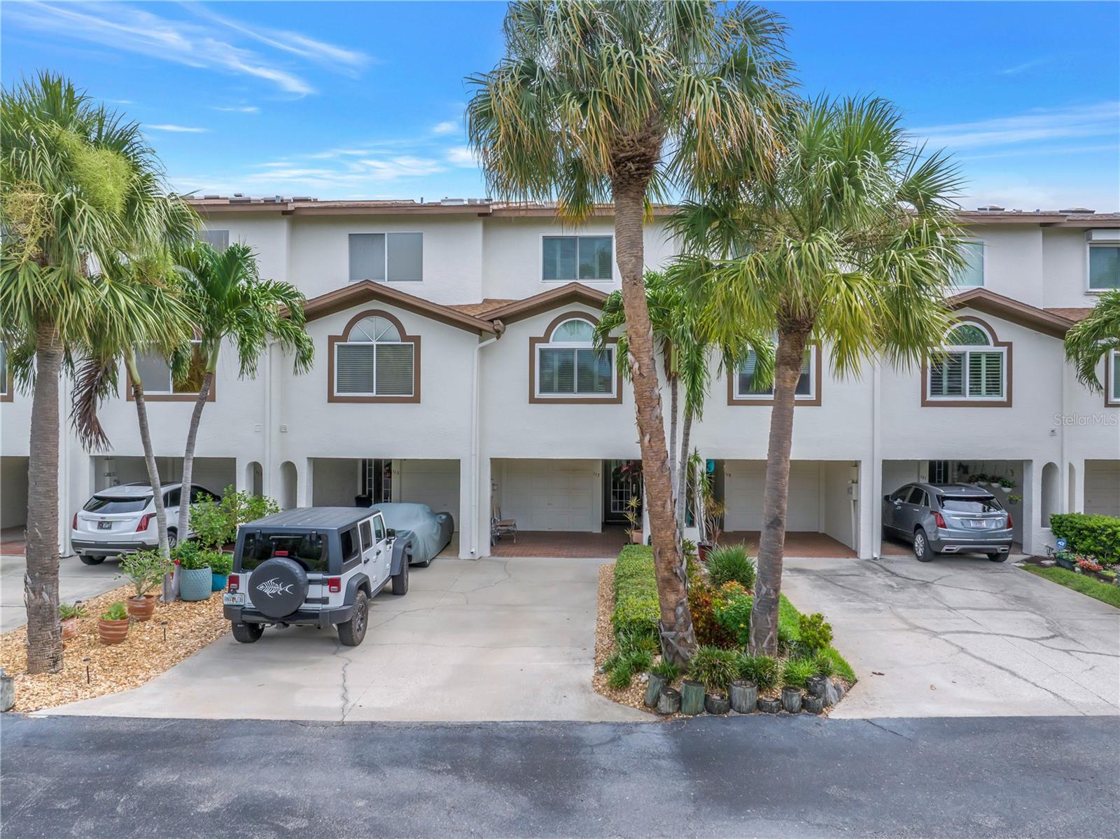 117 YACHT CLUB LN