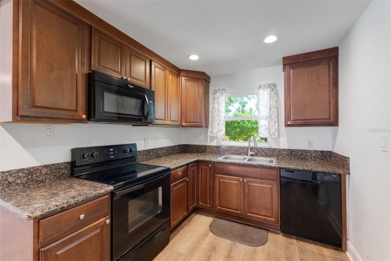 102 BARLOW AVE #102