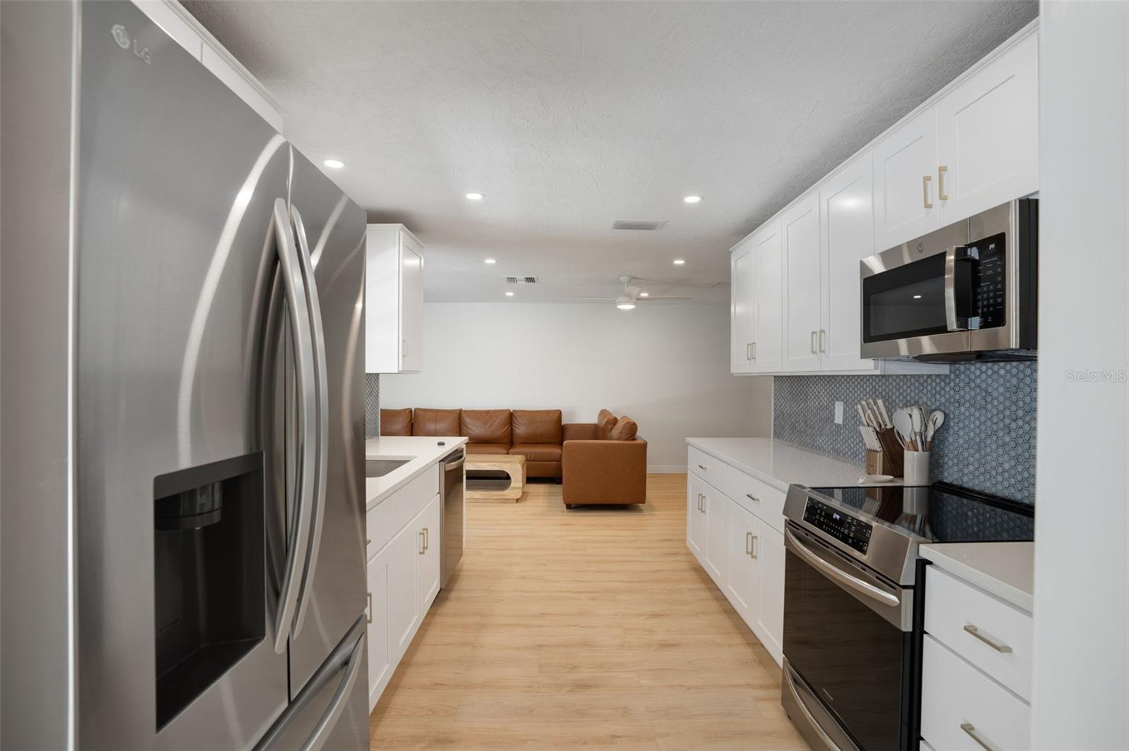 3209 RIVIERA DR