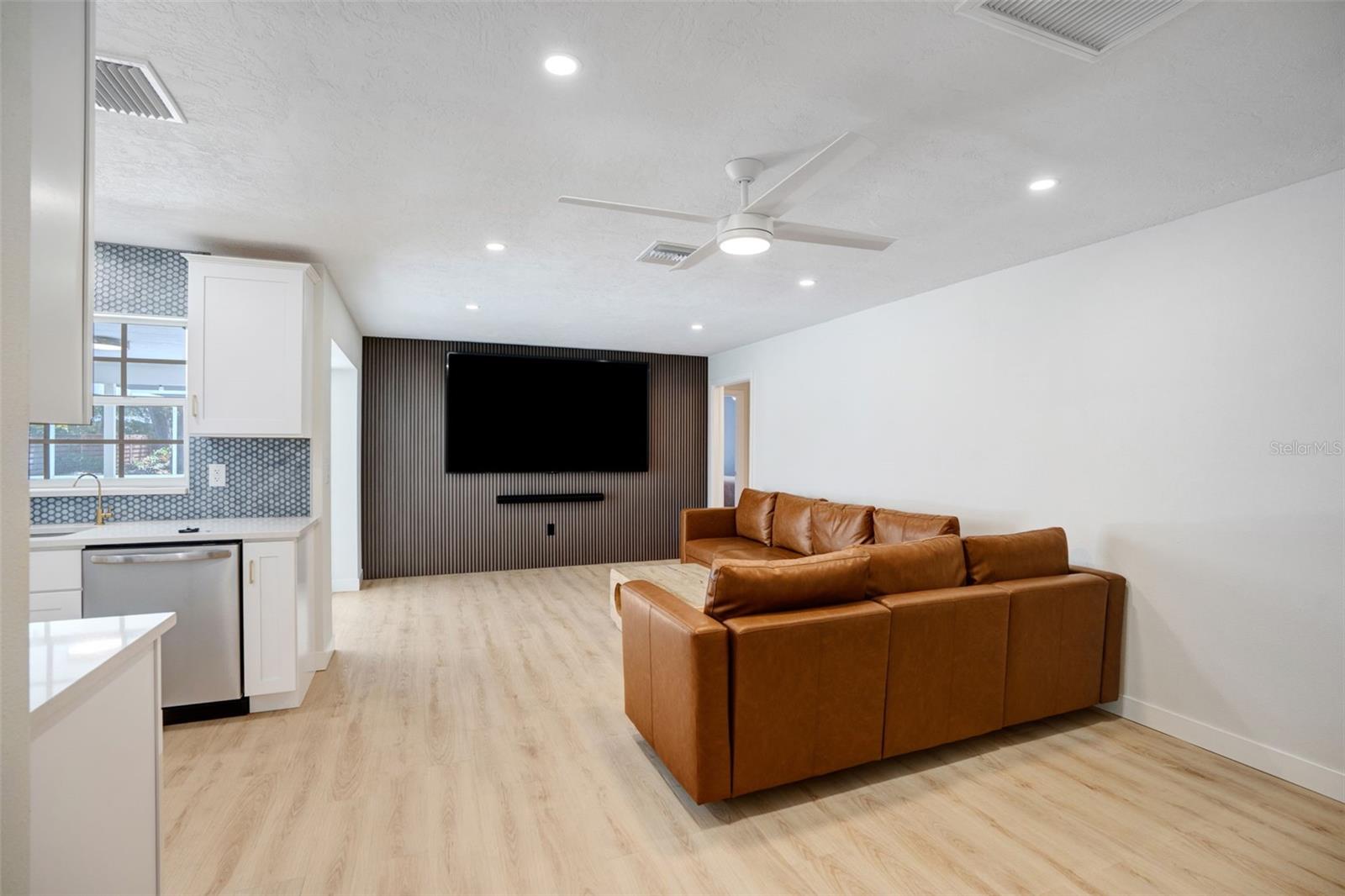 3209 RIVIERA DR