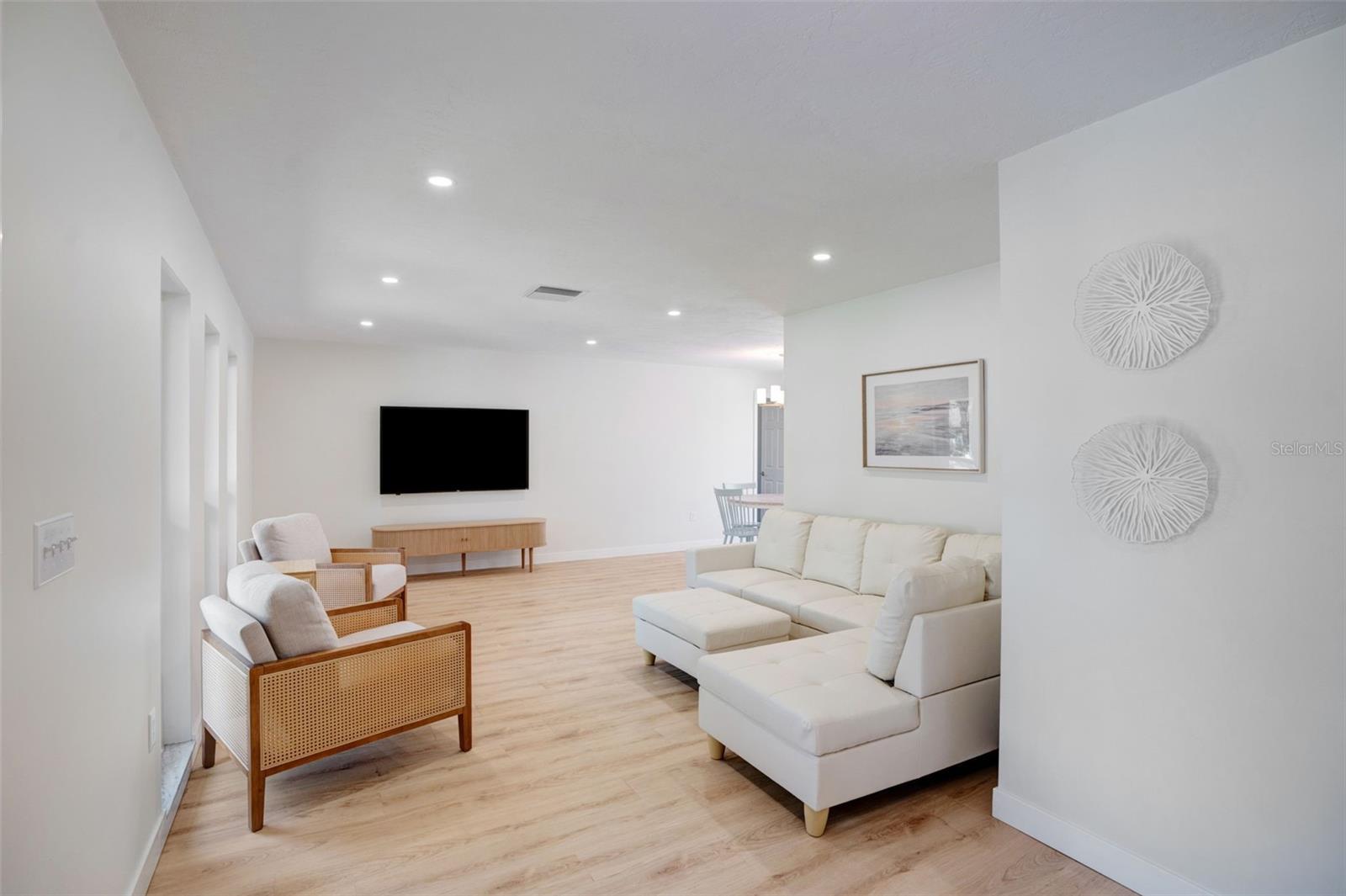 3209 RIVIERA DR
