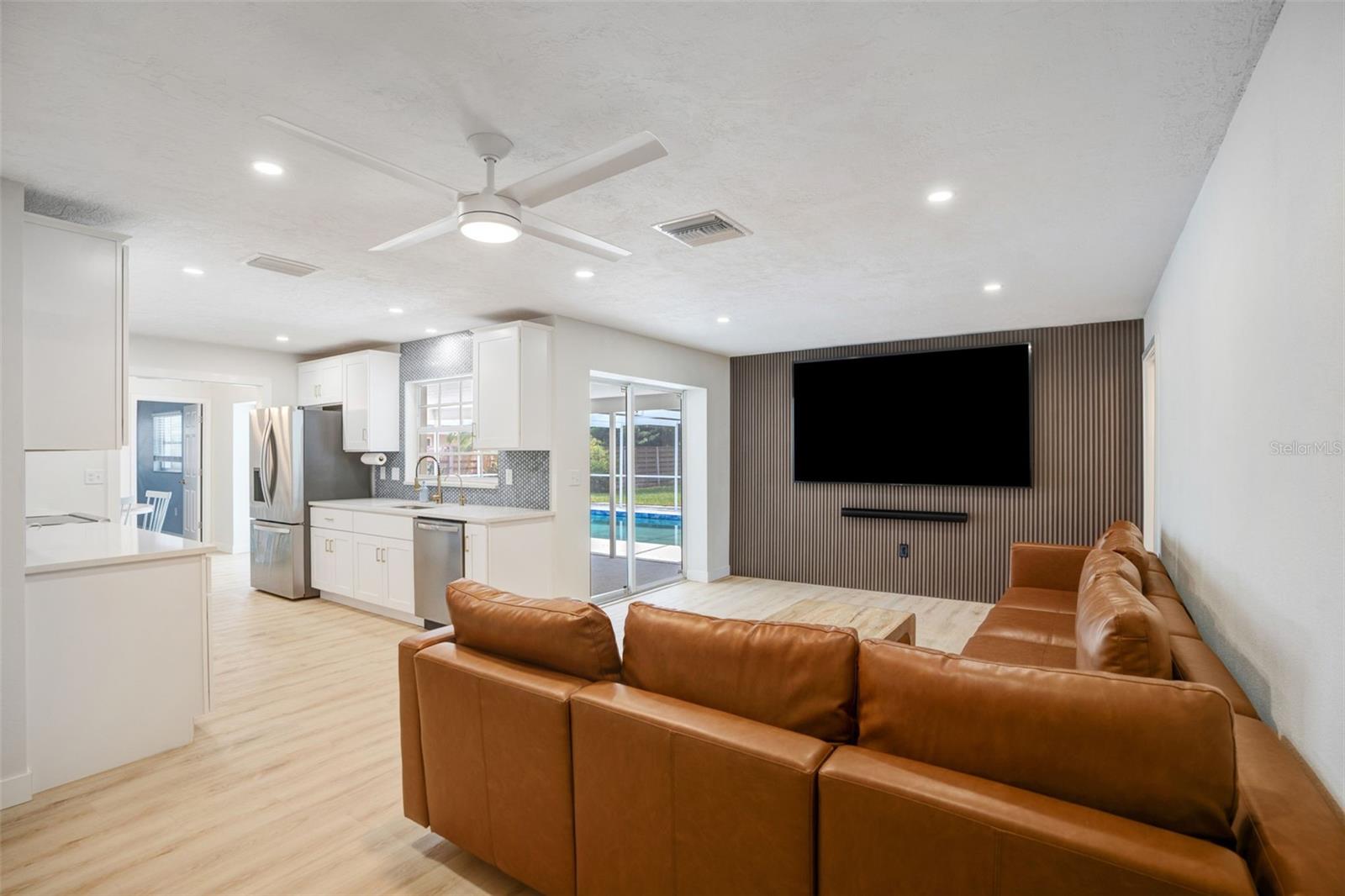 3209 RIVIERA DR