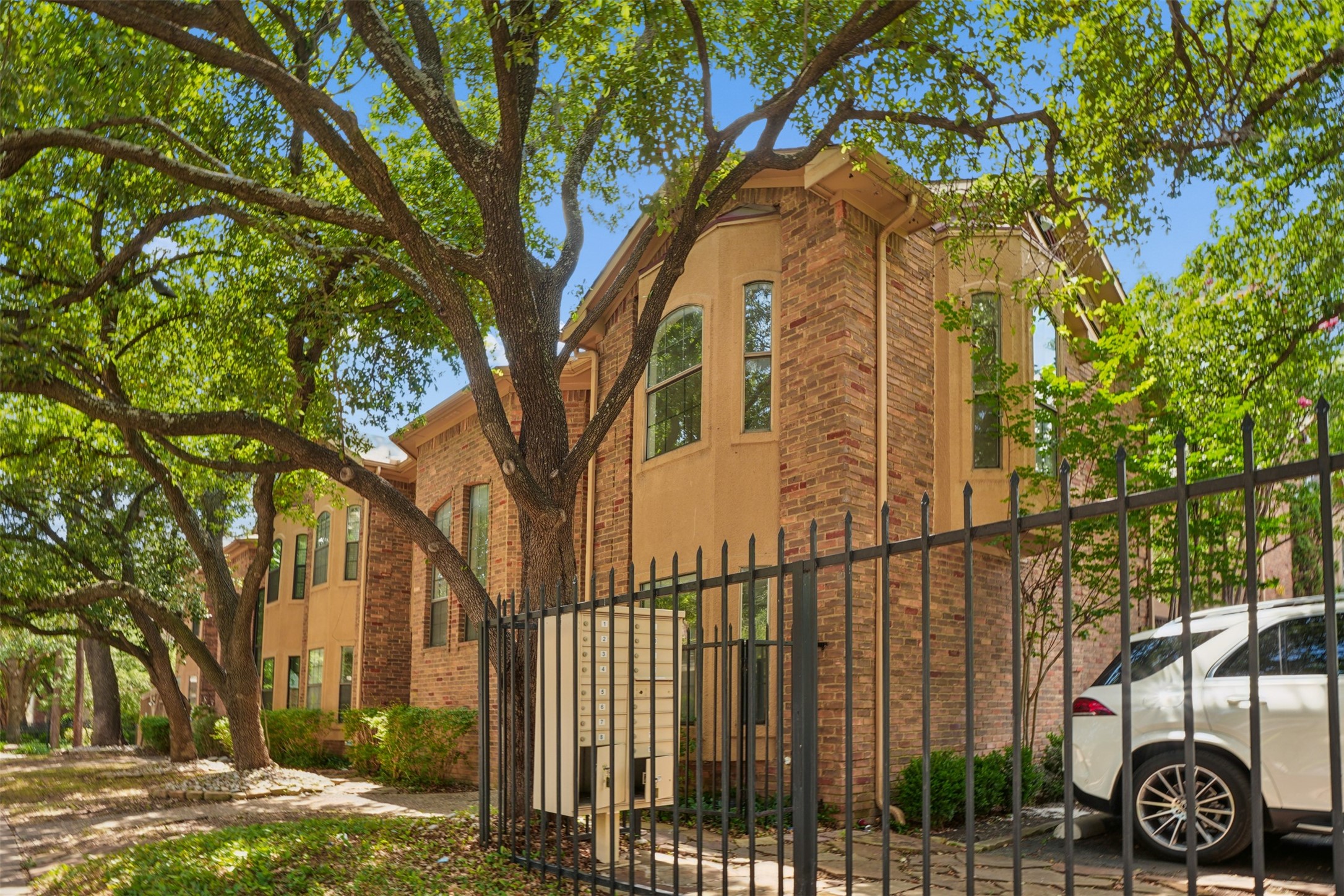 4307 Gilbert Avenue 302