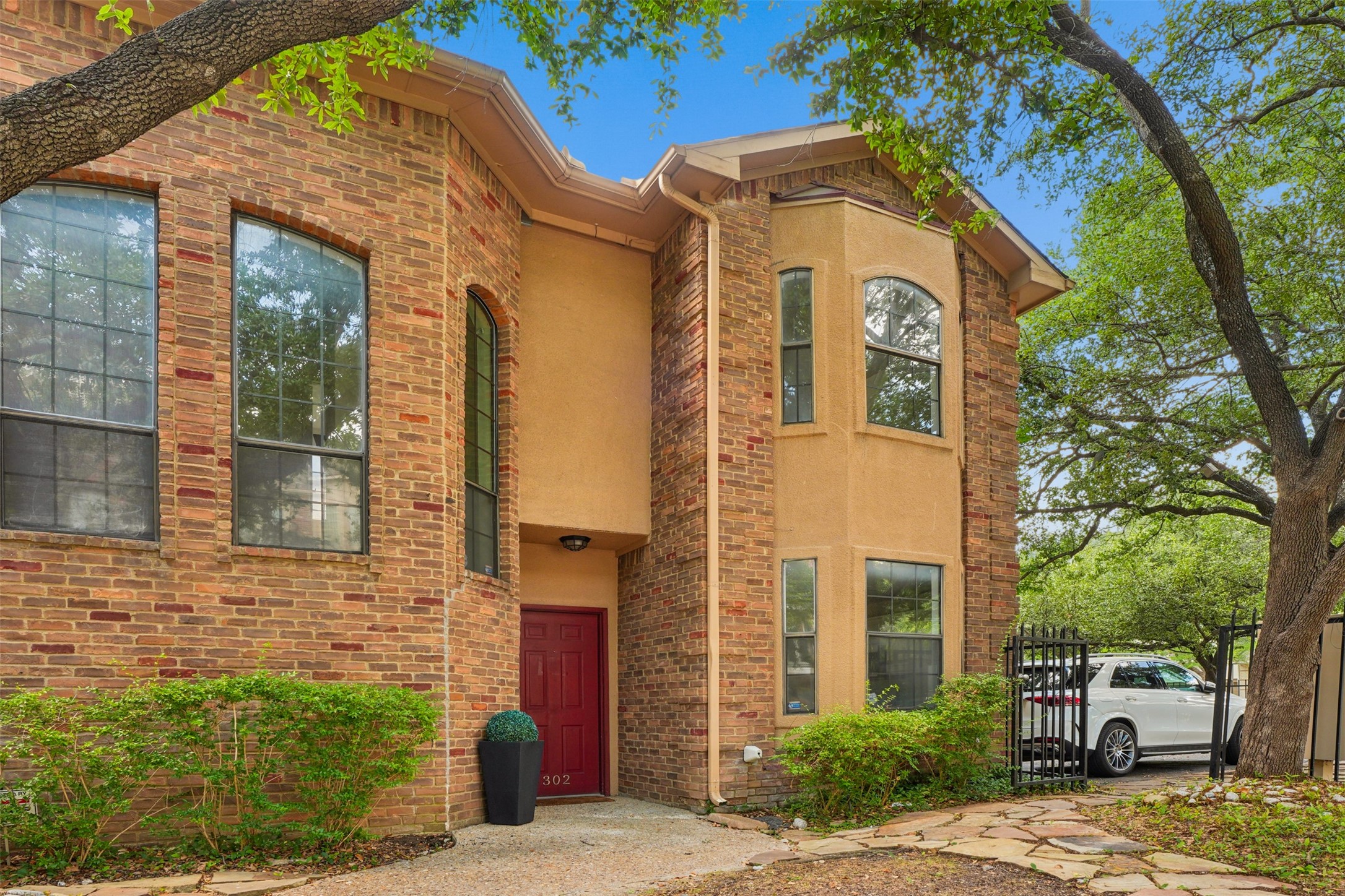 4307 Gilbert Avenue 302