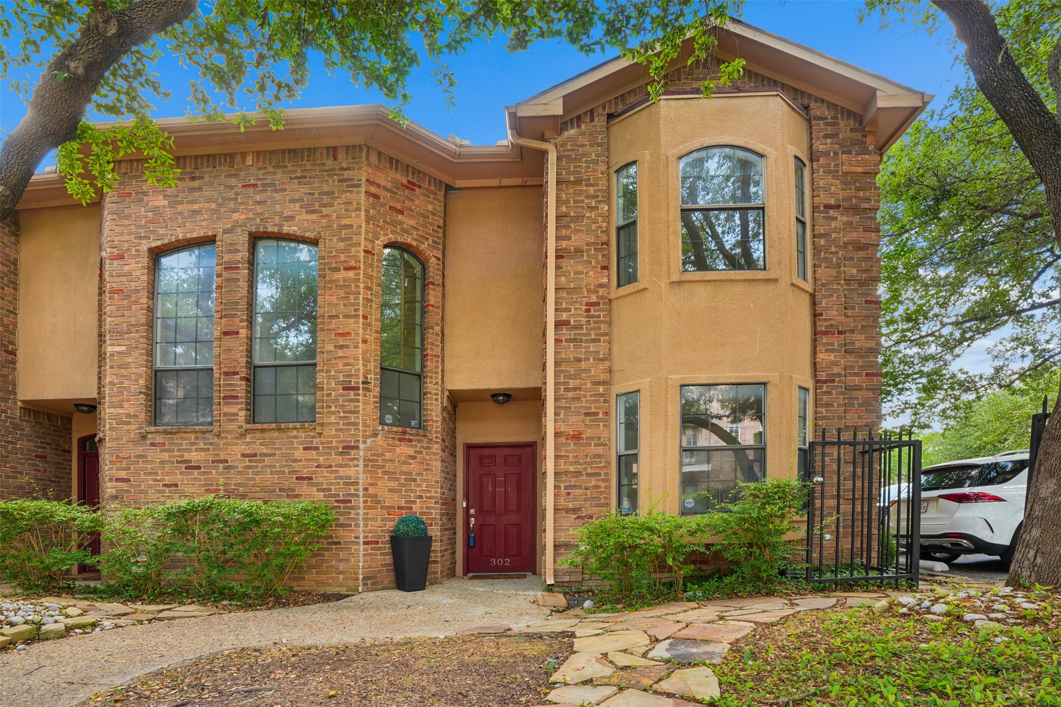 4307 Gilbert Avenue 302