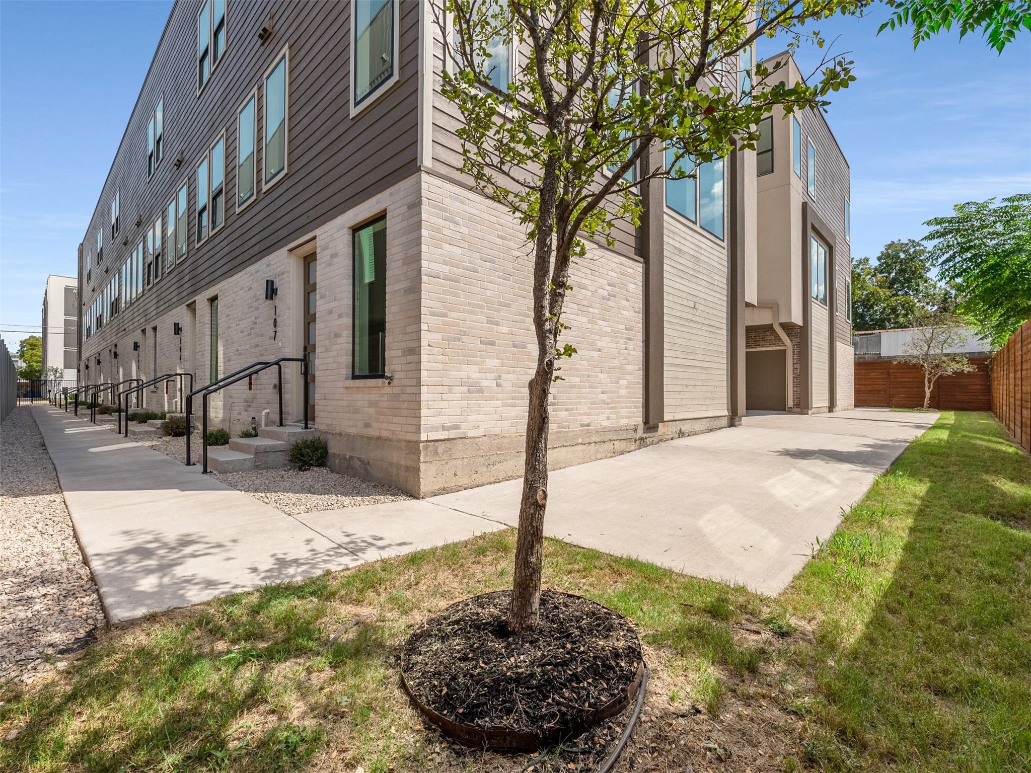 2015 N Prairie Avenue 203