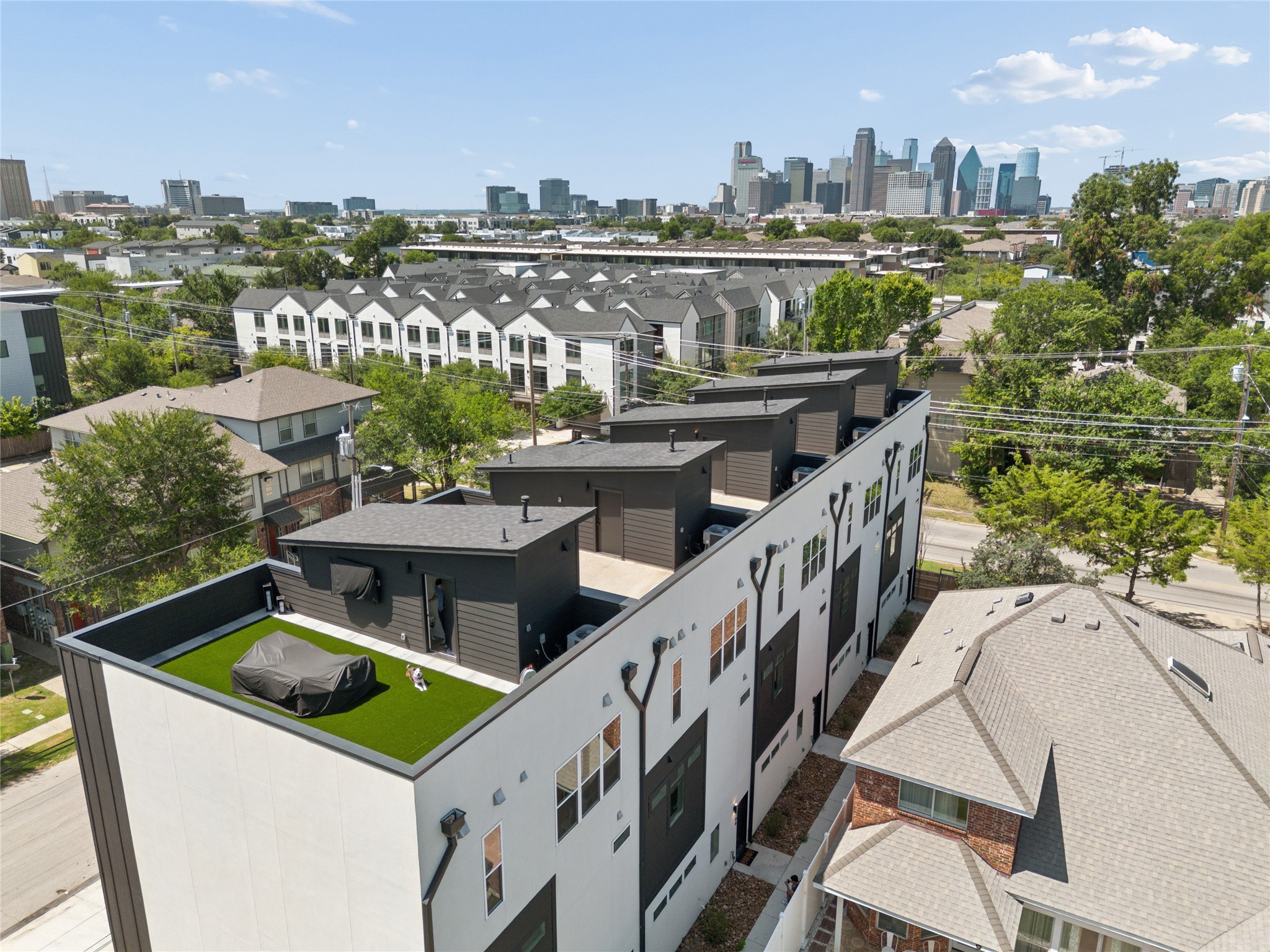 2202 N Carroll Avenue 102