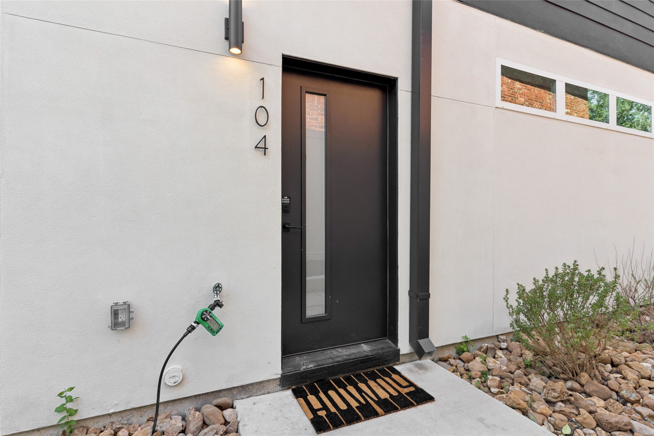 2202 N Carroll Avenue 102