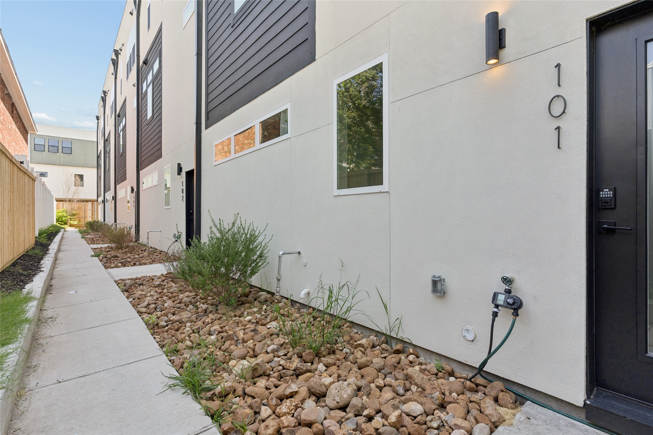 2202 N Carroll Avenue 102