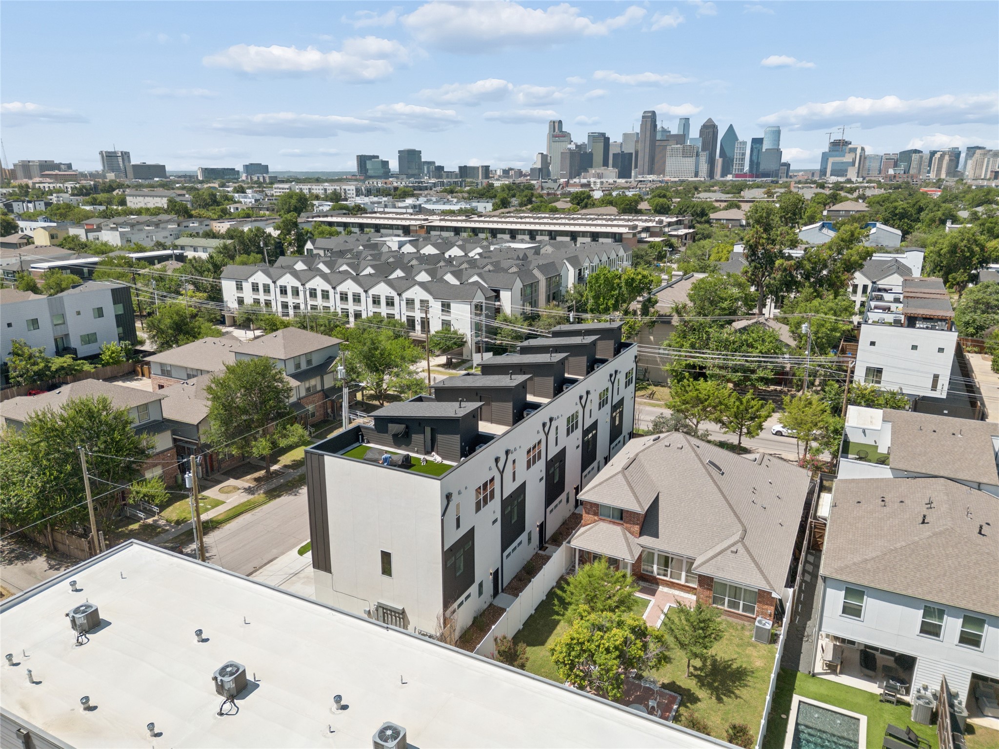 2202 N Carroll Avenue 102
