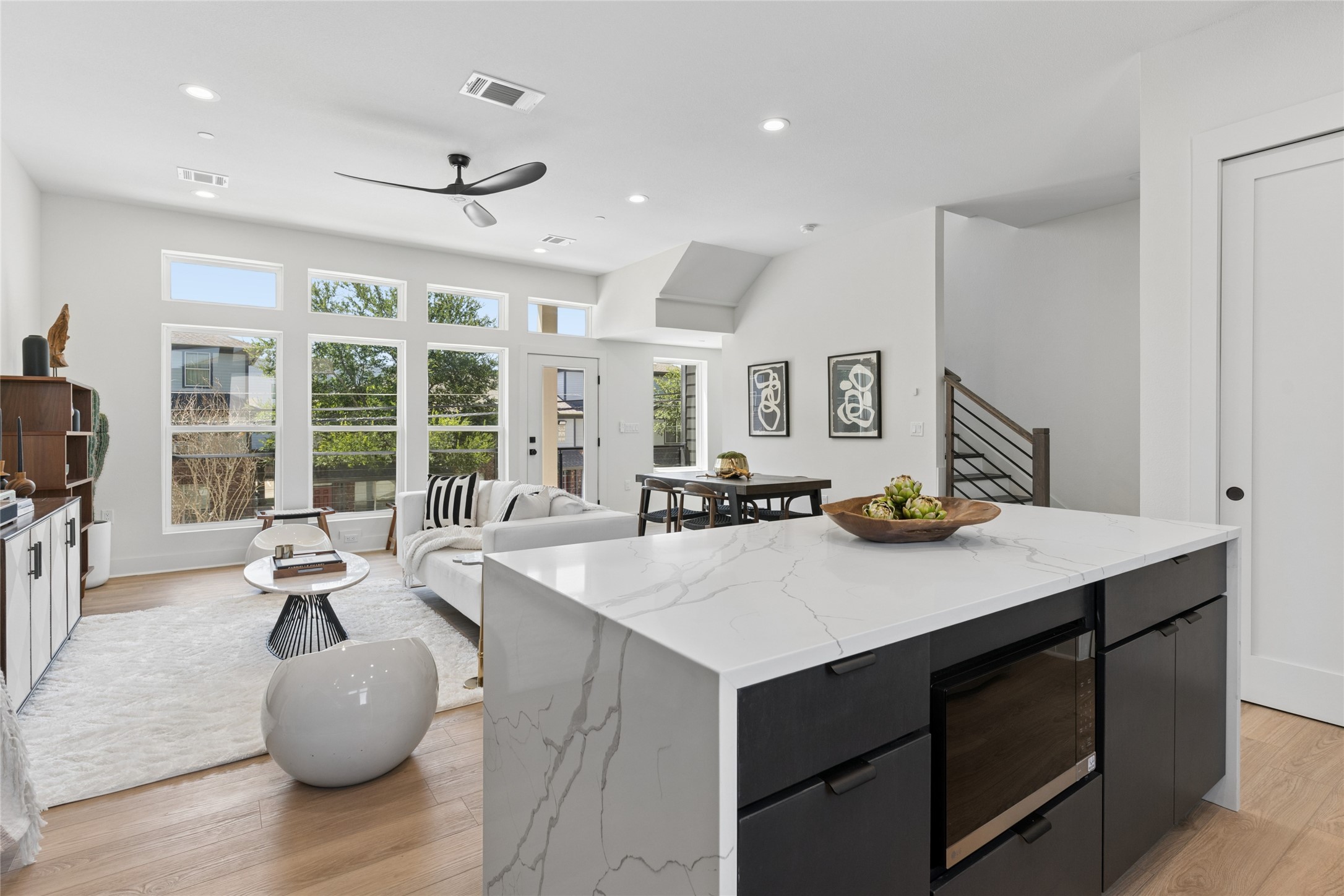 2202 N Carroll Avenue 102