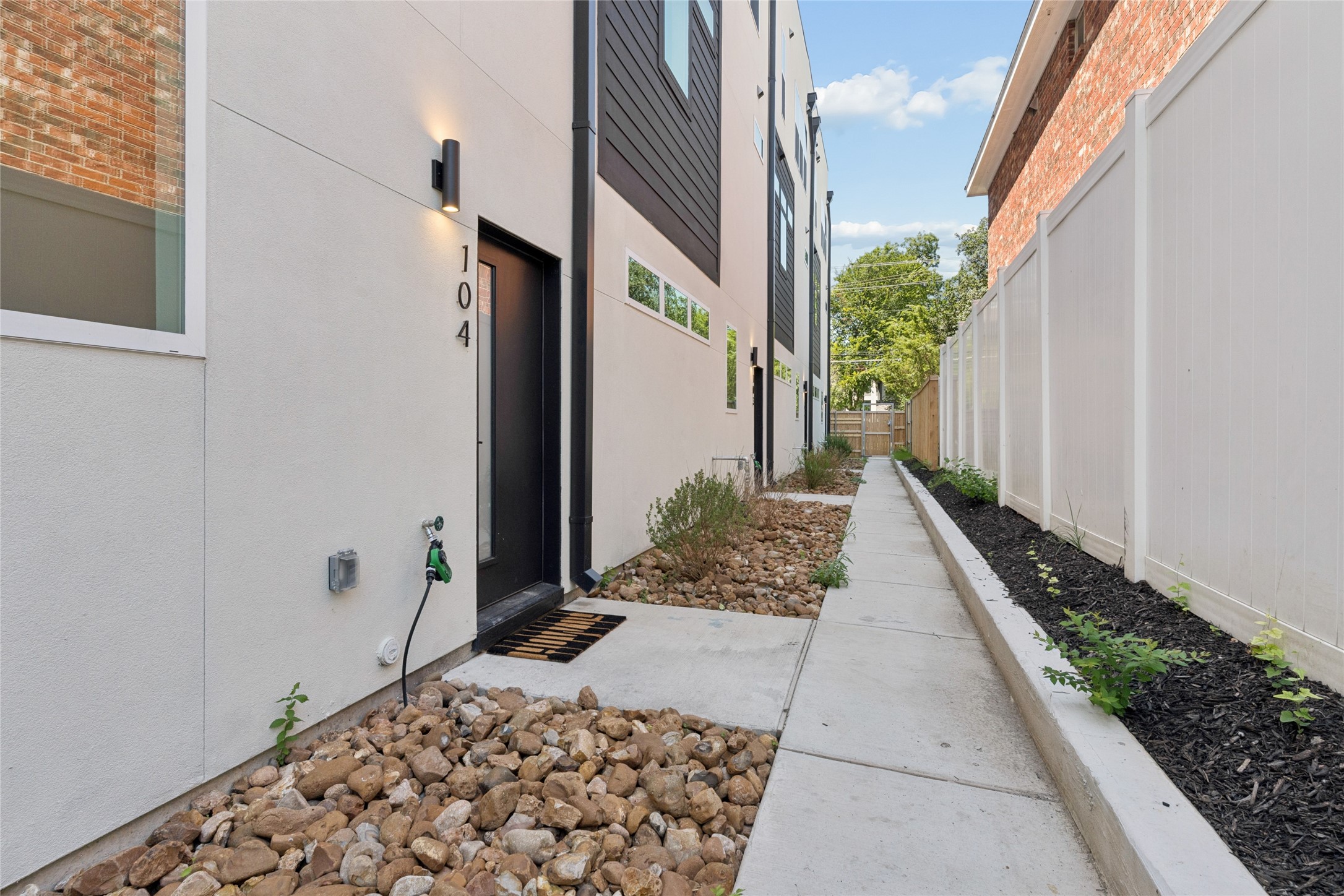 2202 N Carroll Avenue 102
