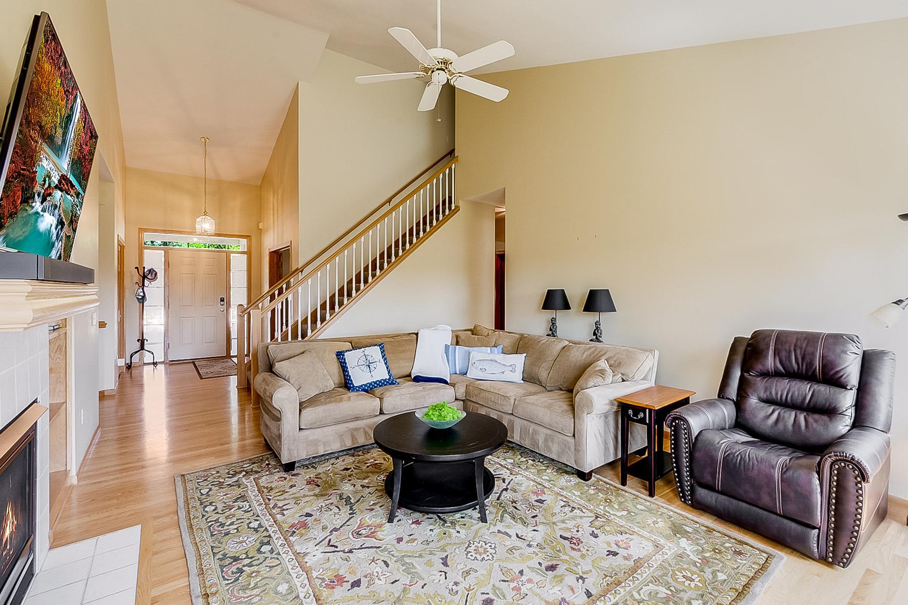 1512 Creek Lane