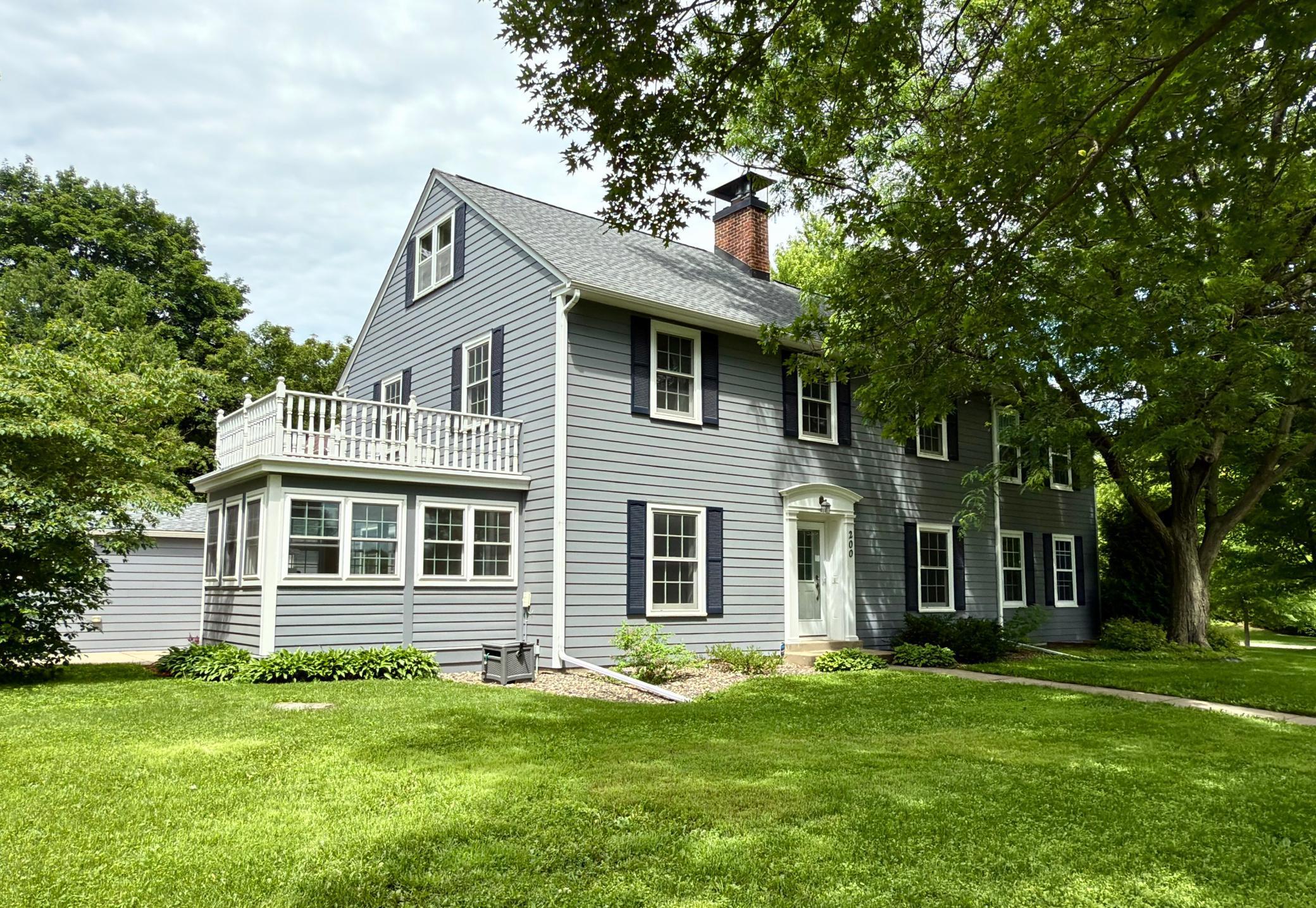 200 Oak Street S