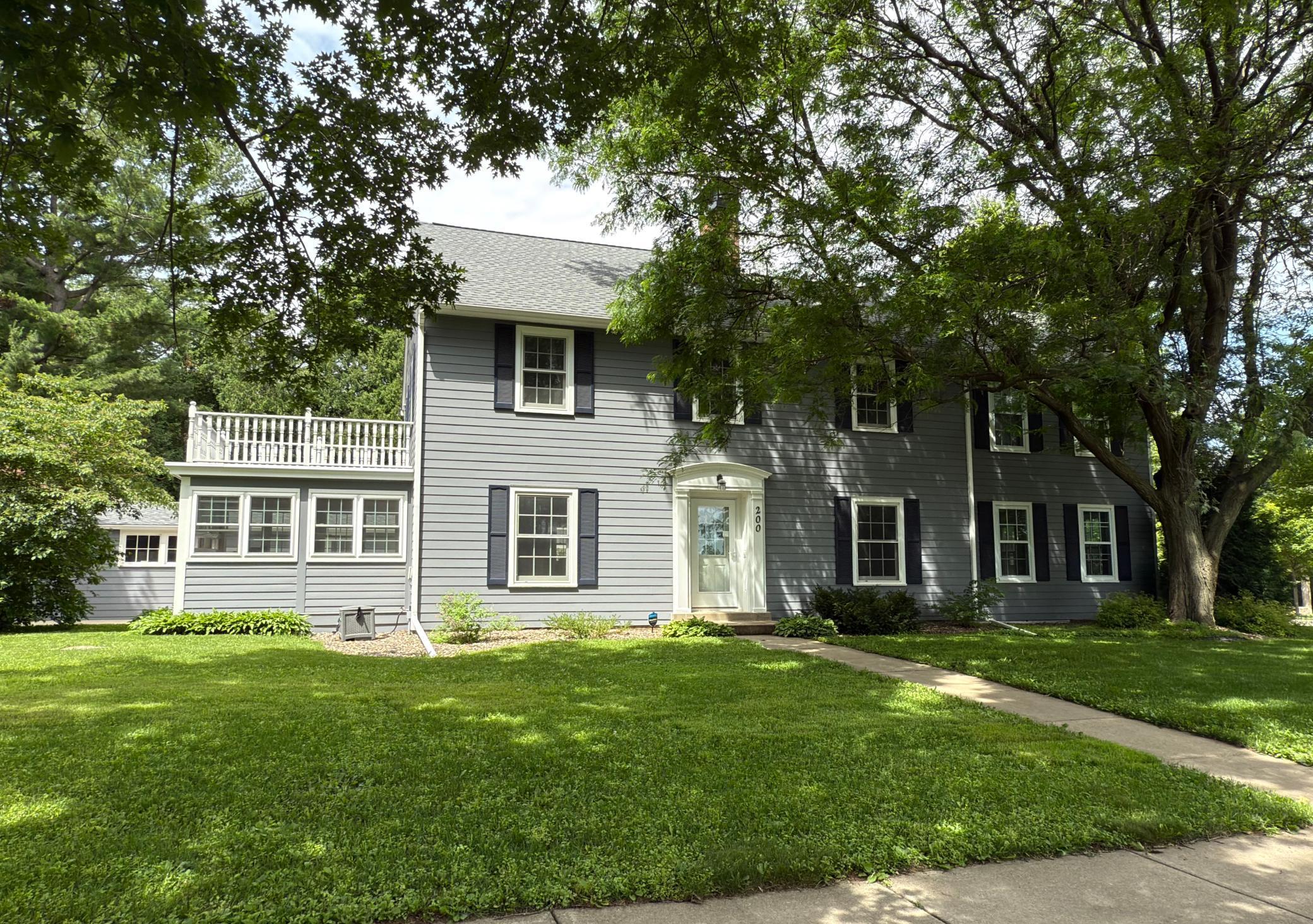 200 Oak Street S
