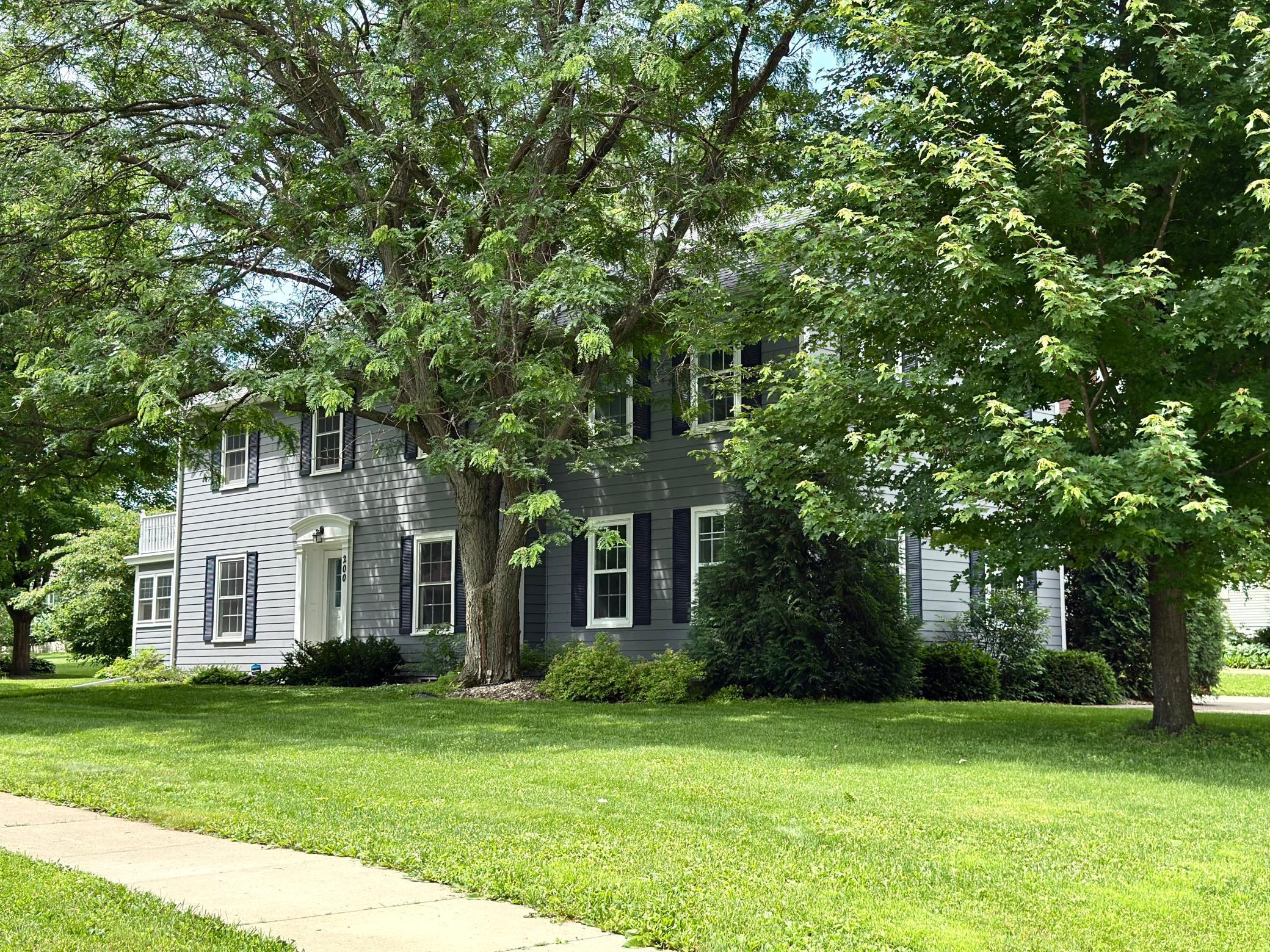 200 Oak Street S