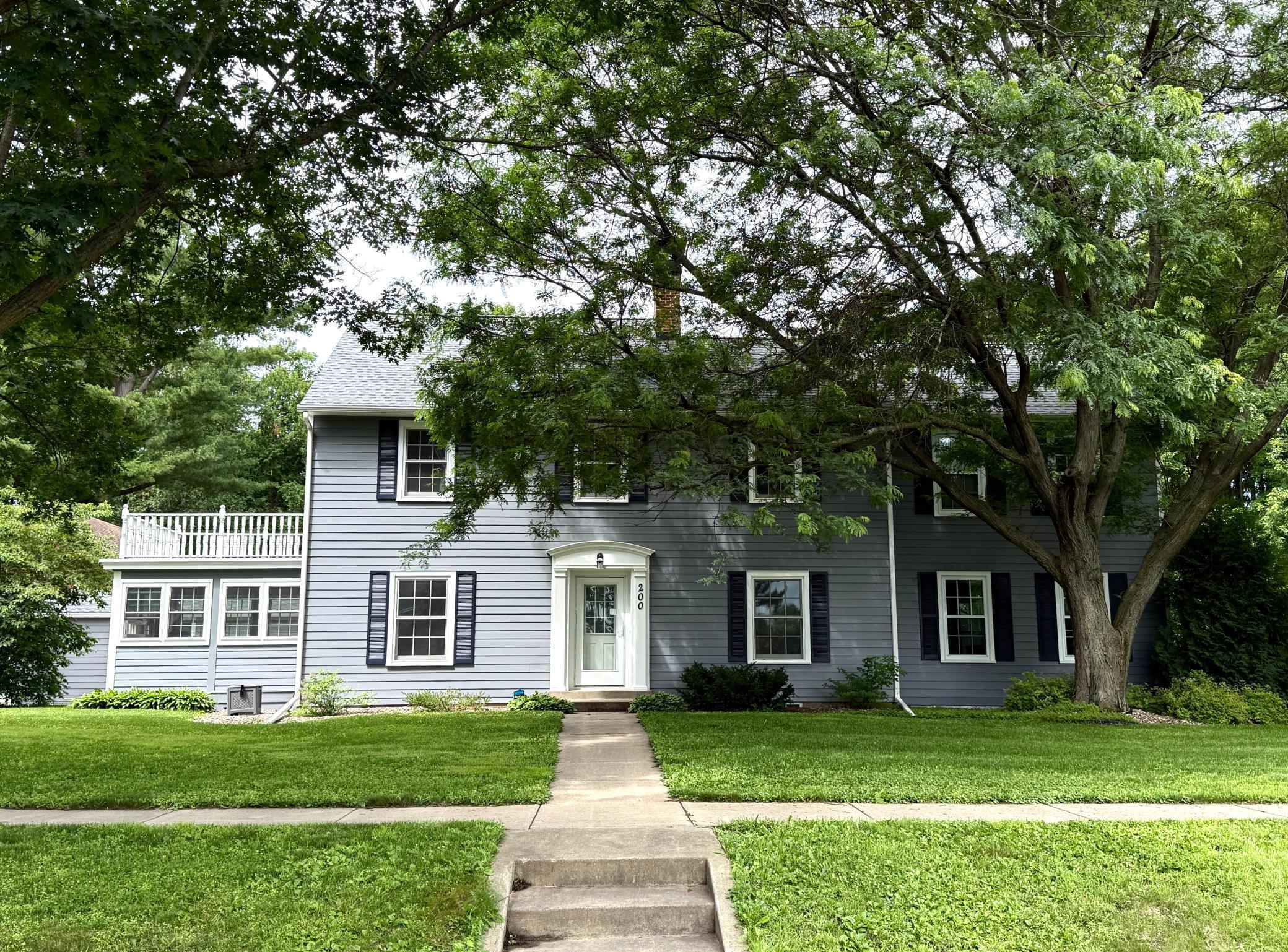 200 Oak Street S