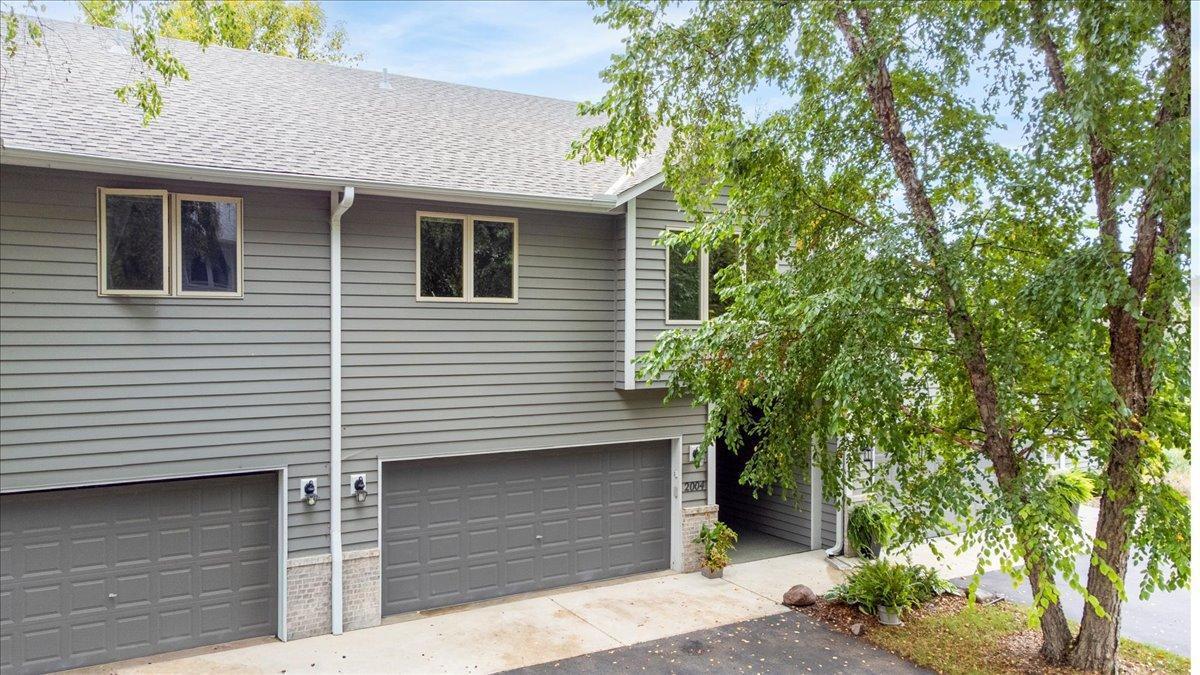 2004 Lincoln Street S