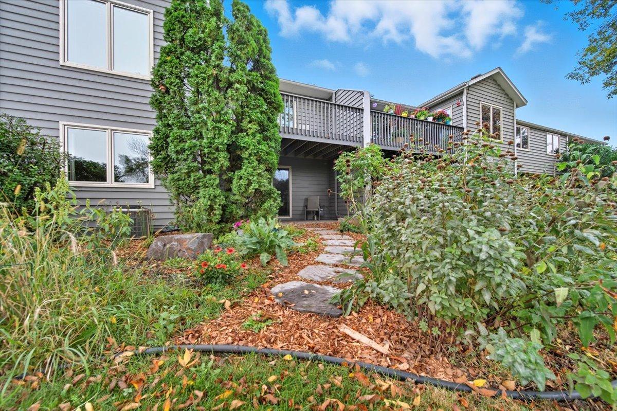 2004 Lincoln Street S