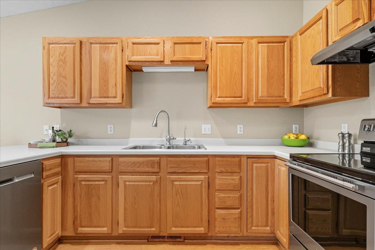 2004 Lincoln Street S