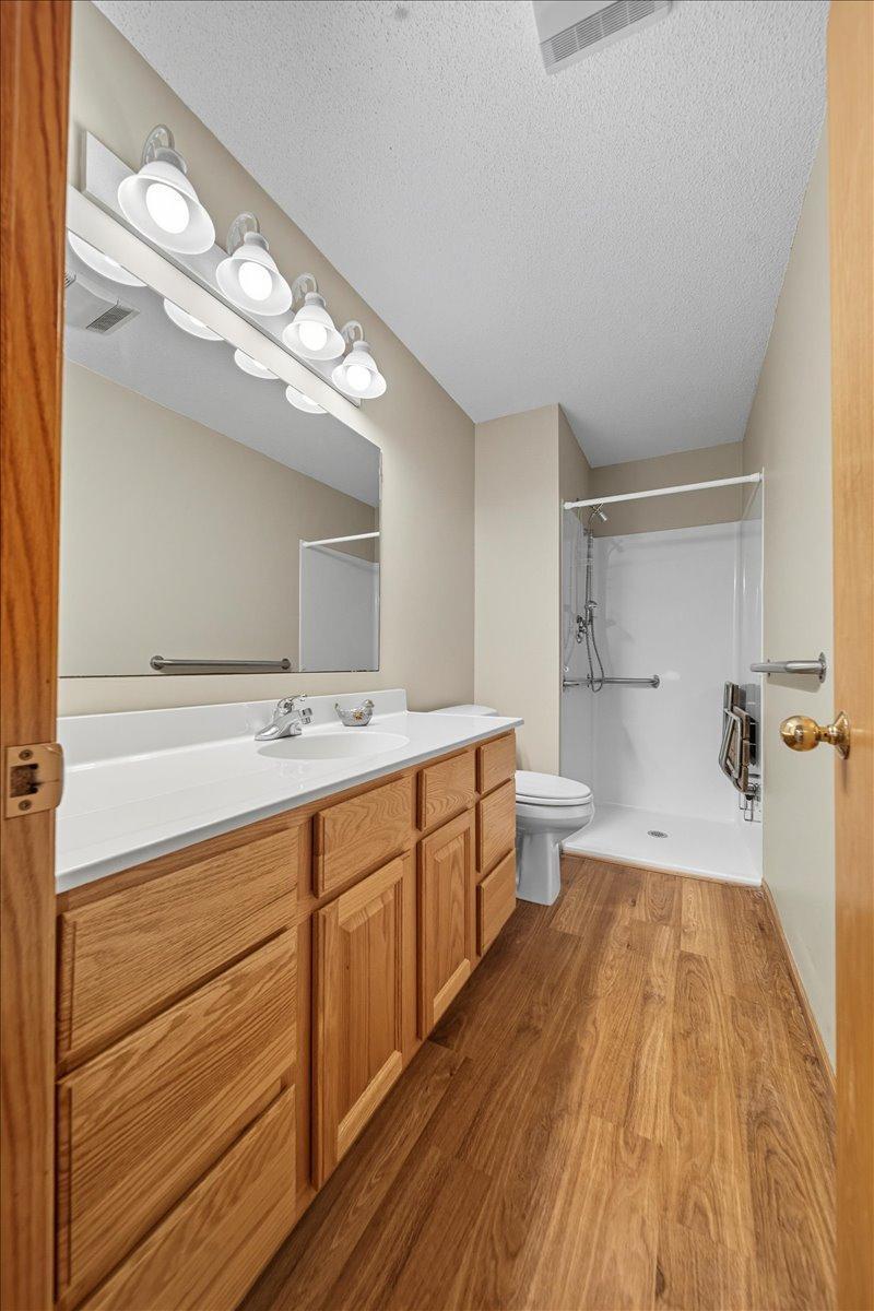 2004 Lincoln Street S