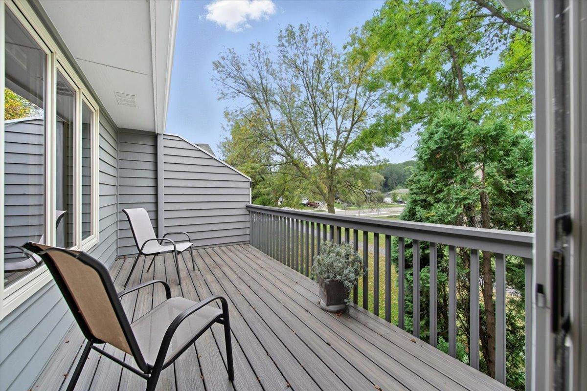 2004 Lincoln Street S