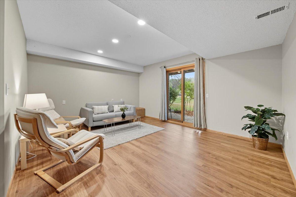 2004 Lincoln Street S