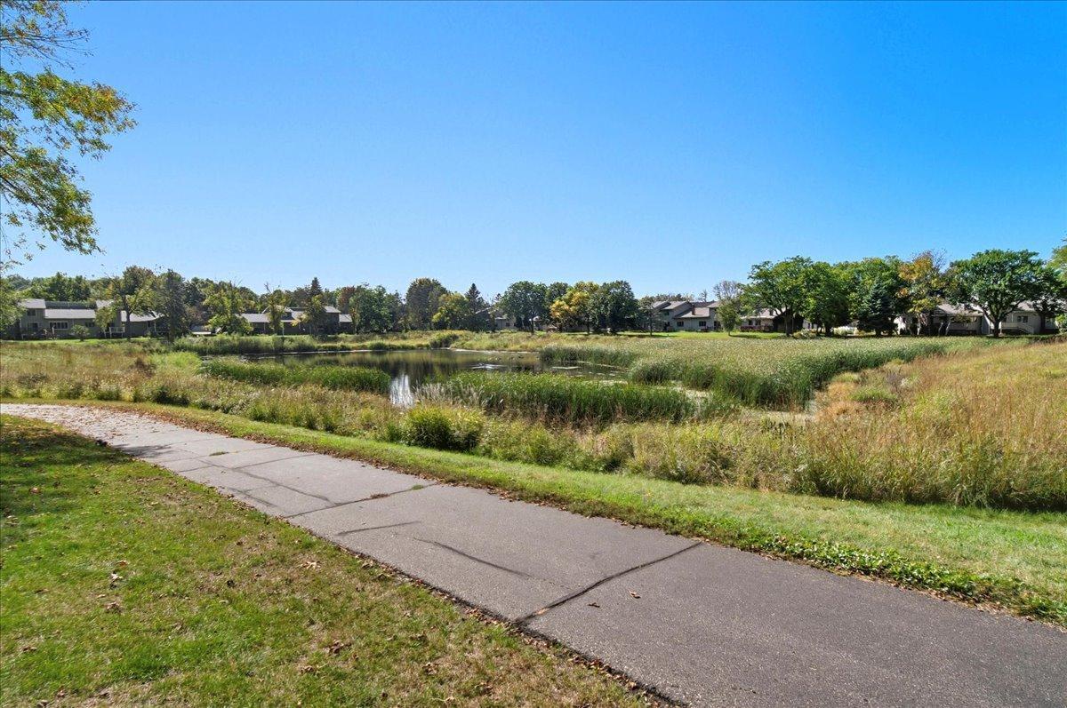 2004 Lincoln Street S