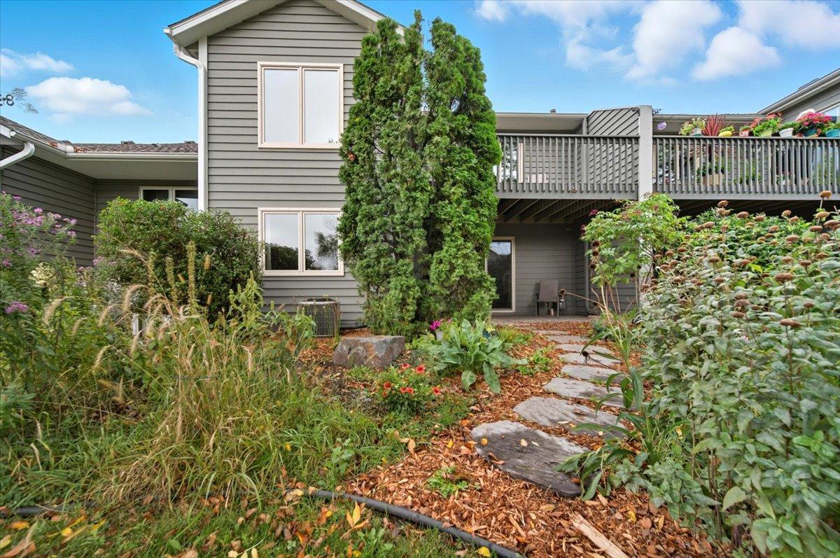 2004 Lincoln Street S