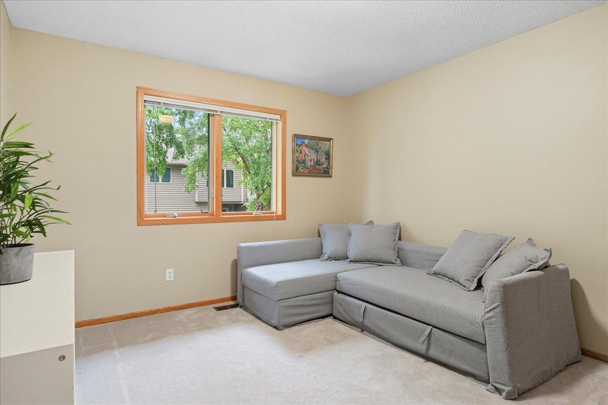 2004 Lincoln Street S