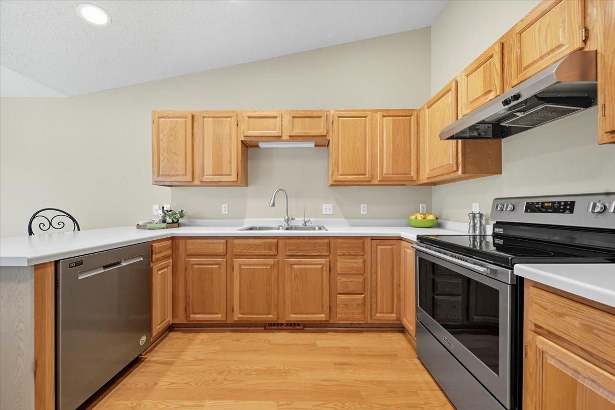 2004 Lincoln Street S