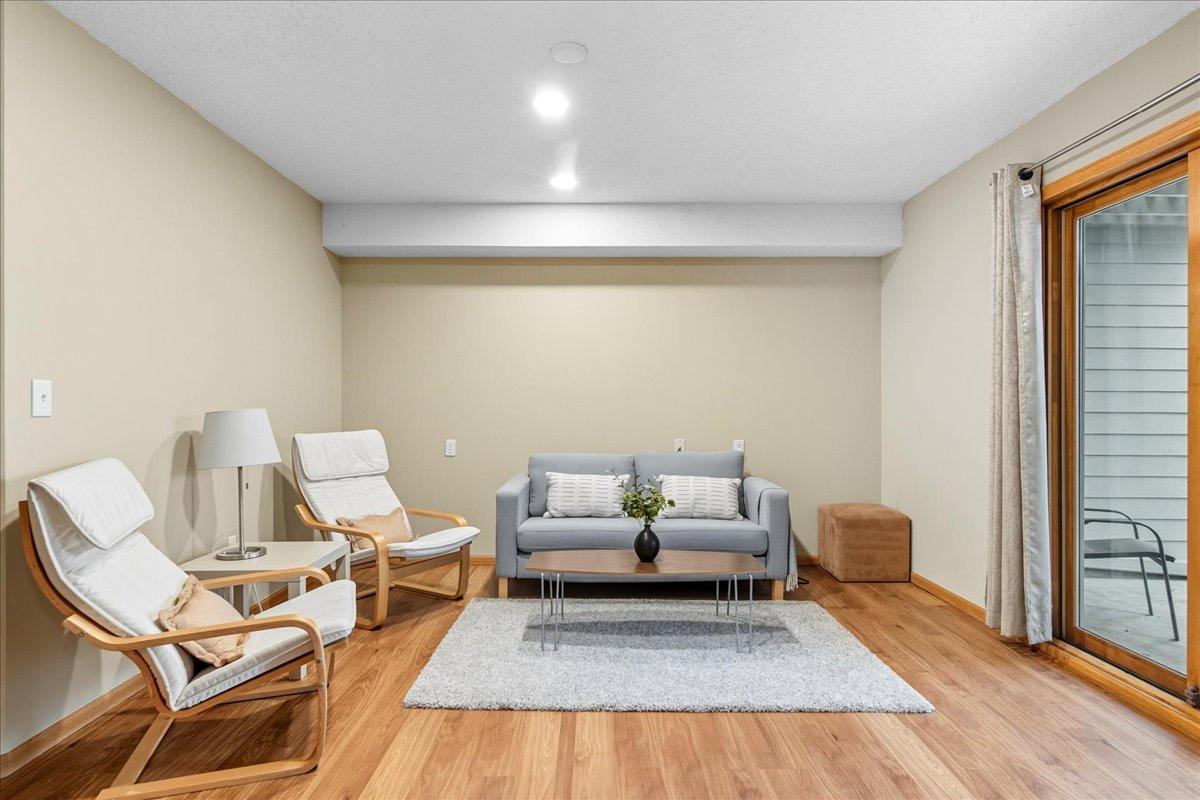 2004 Lincoln Street S