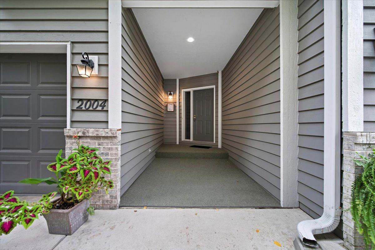 2004 Lincoln Street S