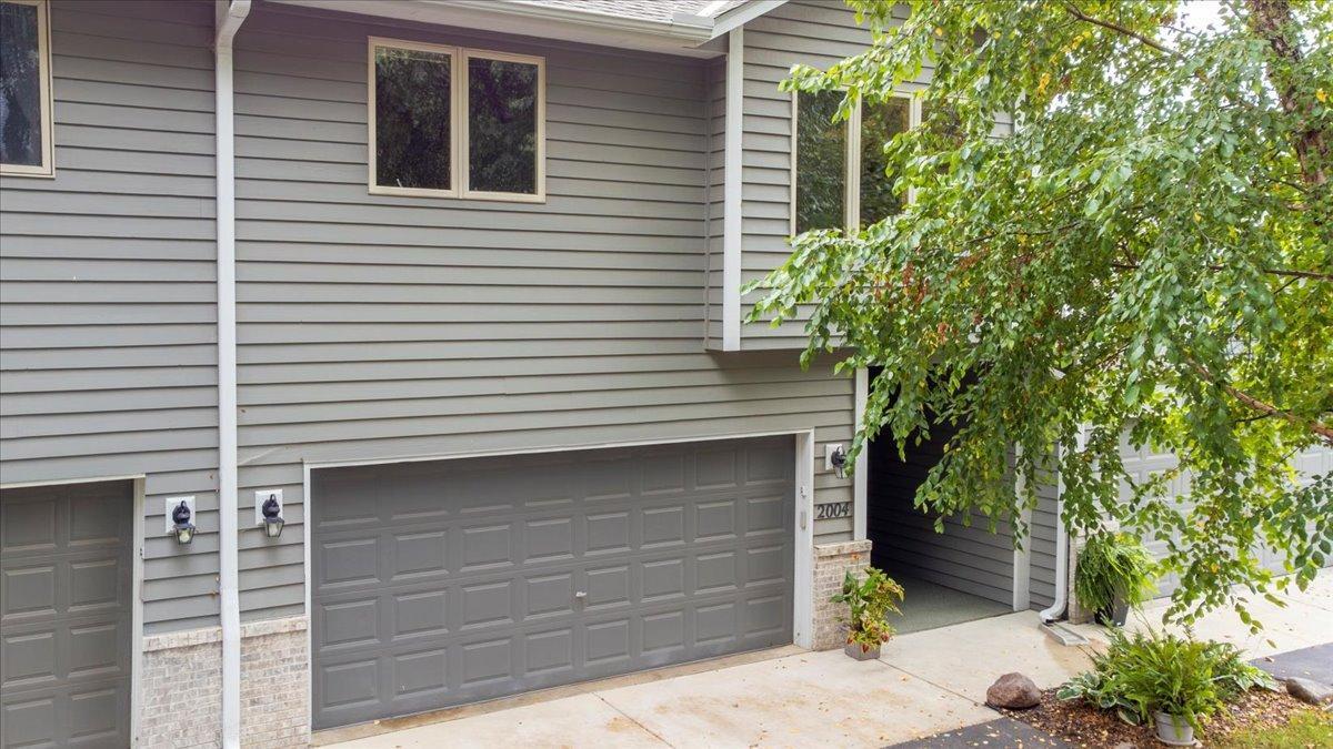 2004 Lincoln Street S