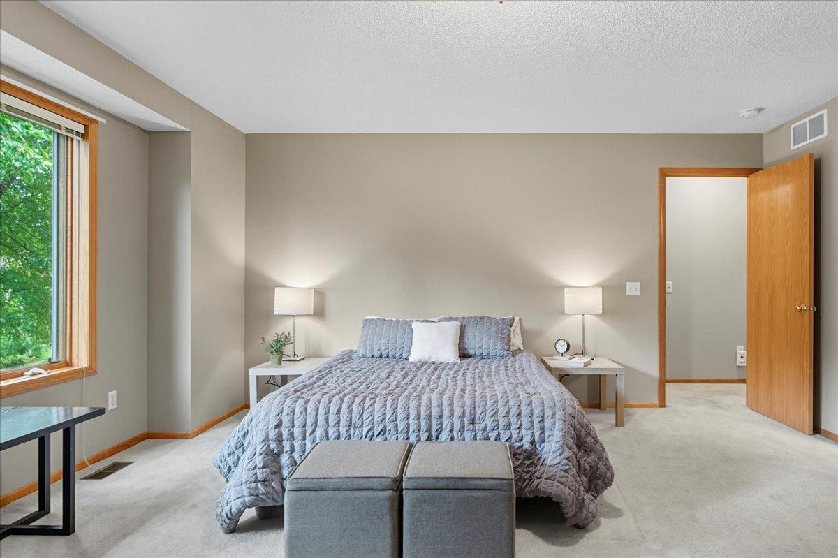 2004 Lincoln Street S