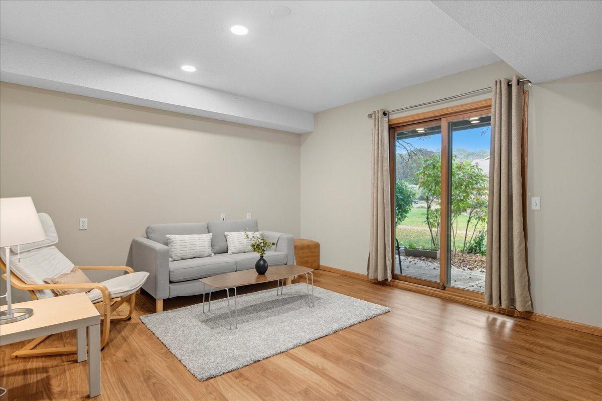 2004 Lincoln Street S