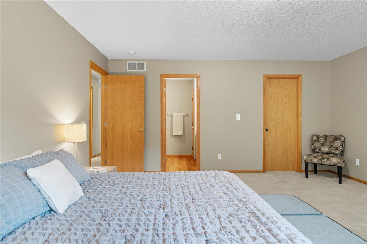 2004 Lincoln Street S