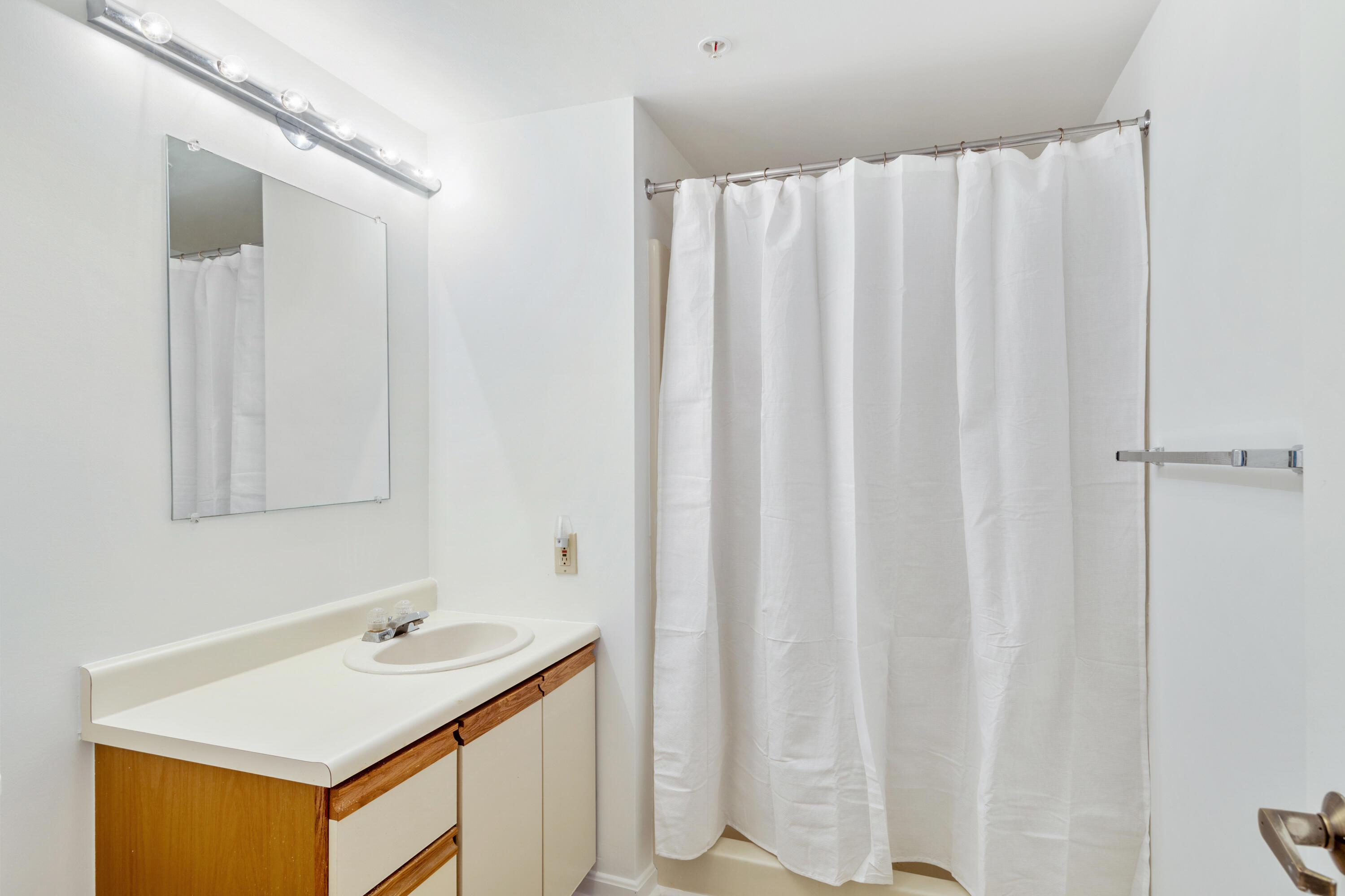 215 E Grand Avenue 210