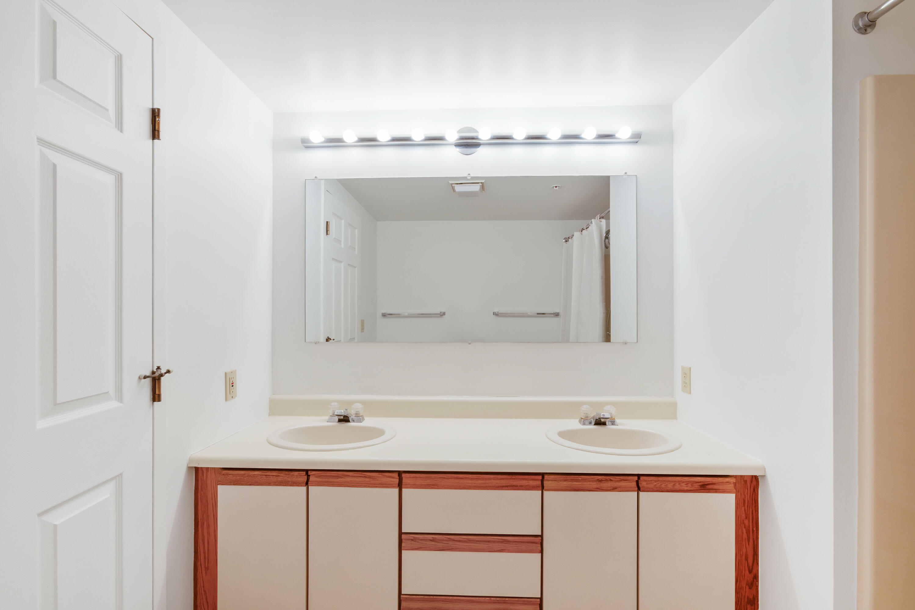 215 E Grand Avenue 210