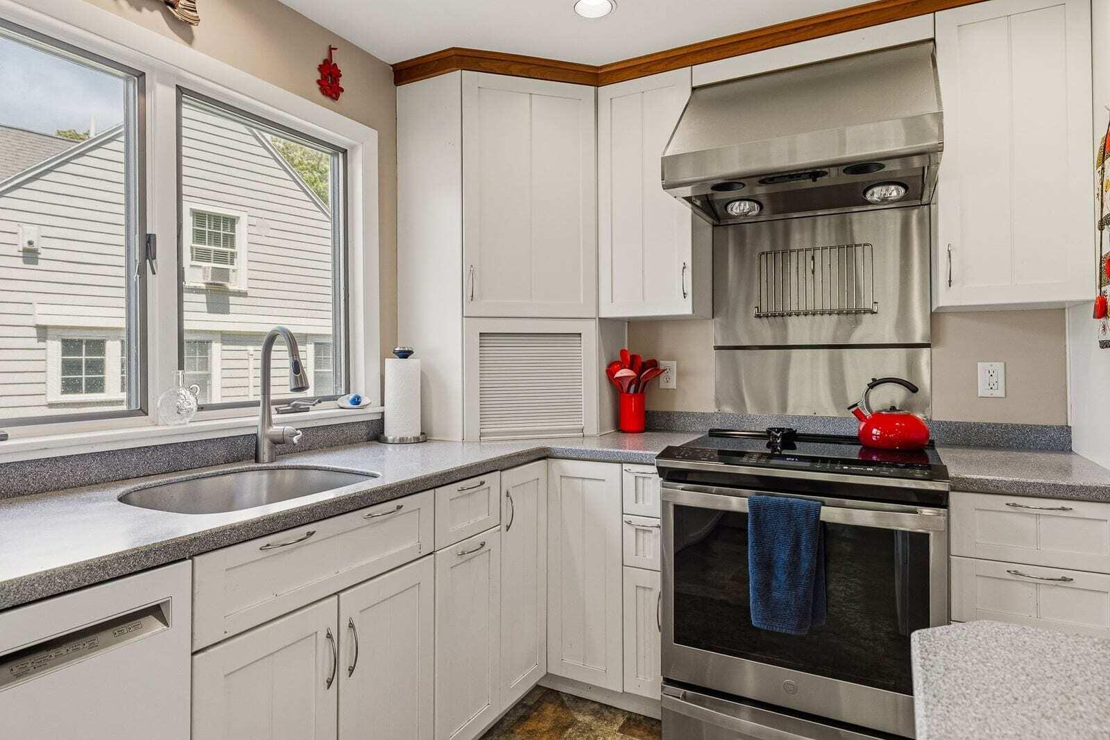 6 Proctor Avenue N
